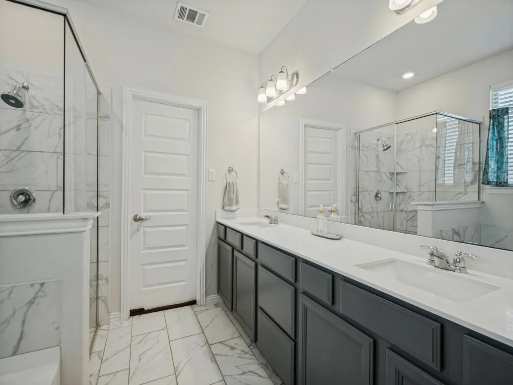 Primary Bath w/ Walkin and Linen Closets