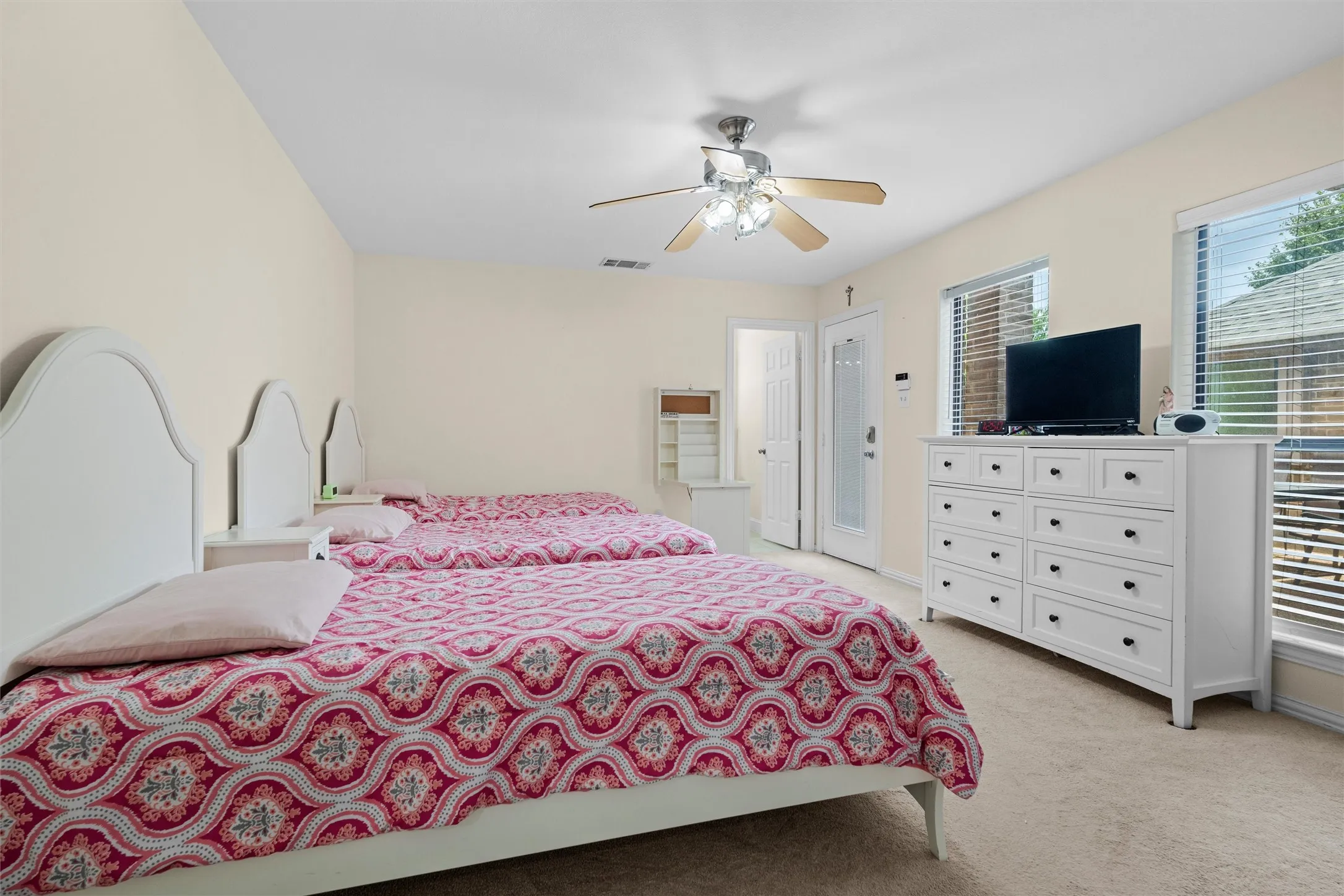 Single Family Residence For Sale in Ellis County , 7241 Colwell Drive, Midlothian, Texas 76065, 6 Bedroom, 3 Bathroom, 2 Garage spaces, 3,189 Sqft, built in 2005, mls#21389519, Real Estate Agent in Midlothian, Homes For Sale in Ellis county, Homes For Sale in Midlothian, Realtor in Midlothian Texas, Real Estate Brokerage Independent Realty Texas, Luminita Cordes Realtor