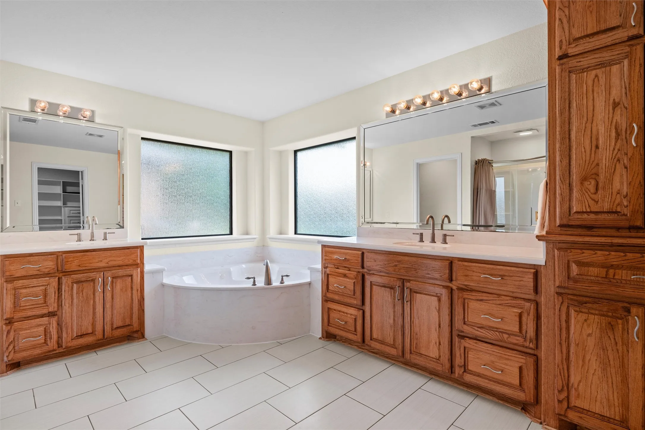 Single Family Residence For Sale in Ellis County , 7241 Colwell Drive, Midlothian, Texas 76065, 6 Bedroom, 3 Bathroom, 2 Garage spaces, 3,189 Sqft, built in 2005, mls#21389519, Real Estate Agent in Midlothian, Homes For Sale in Ellis county, Homes For Sale in Midlothian, Realtor in Midlothian Texas, Real Estate Brokerage Independent Realty Texas, Luminita Cordes Realtor