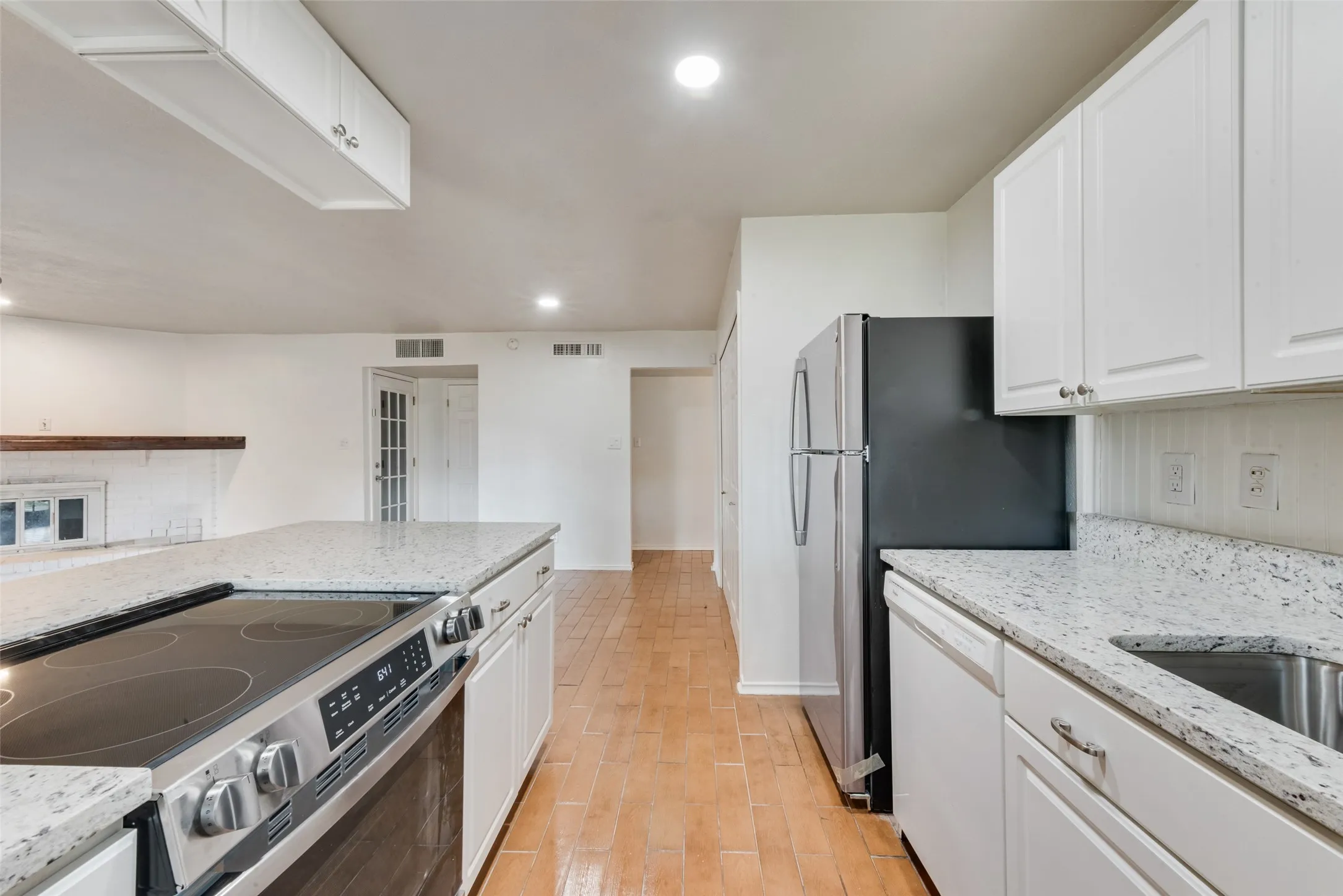 Single Family Residence For Rent in Kaufman County , 515 Forestwood Drive, Forney, Texas 75126, 3 Bedroom, 2 Bathroom, 2 Garage spaces, 1,471 Sqft, built in 1979, mls#21388597, Real Estate Agent in Forney, Homes For Rent in Kaufman county, Homes For Rent in Forney, Realtor in Forney Texas, Real Estate Brokerage Independent Realty Texas, Luminita Cordes Realtor