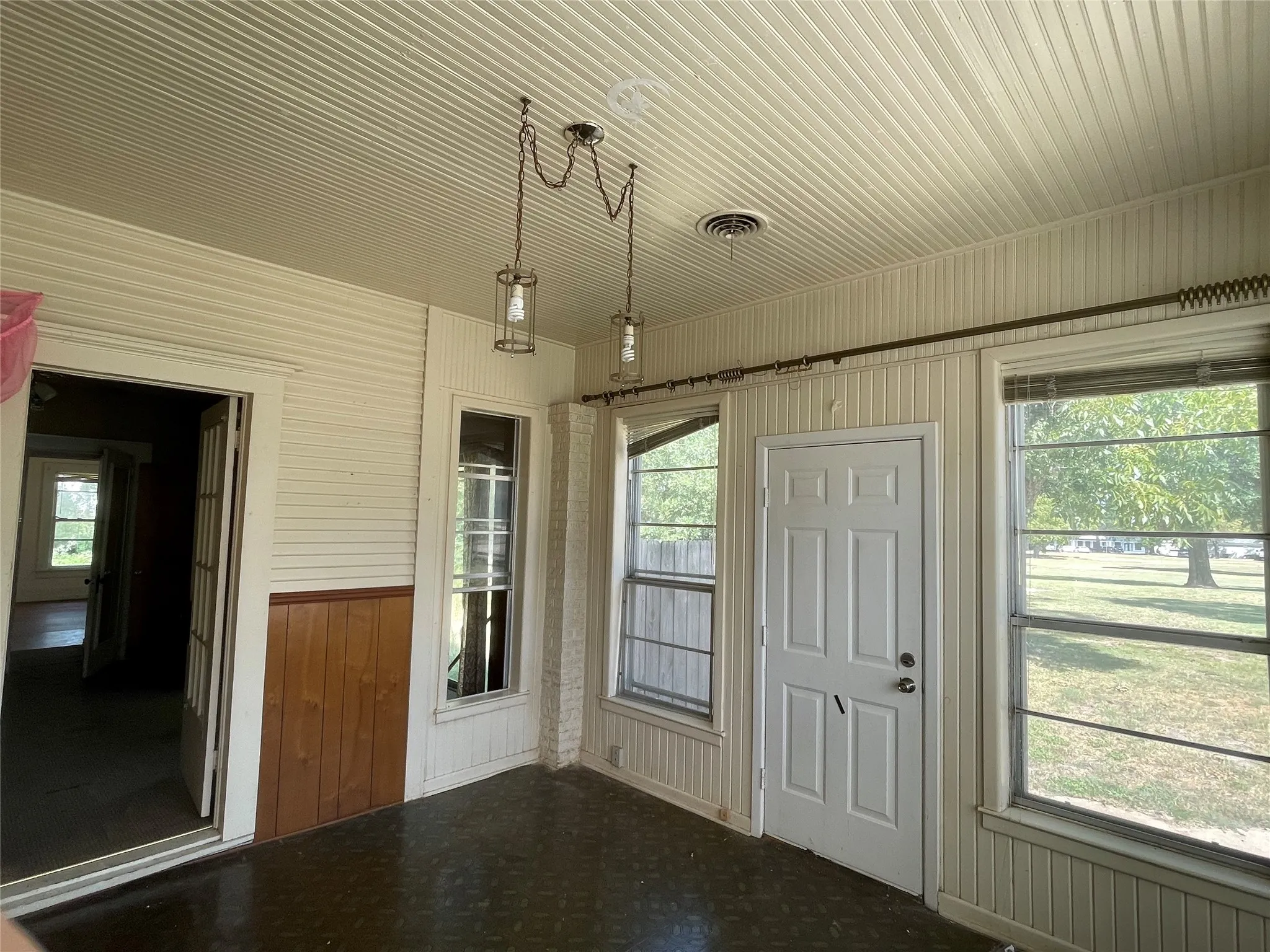 Office For Rent in Henderson County , 411 Corsicana Street E, Athens, Texas 75751, 0, 0, Garage spaces, 0 Sqft, built in 1930, mls#21388132, Real Estate Agent in Athens, Homes For Rent in Henderson county, Homes For Rent in Athens, Realtor in Athens Texas, Real Estate Brokerage Independent Realty Texas, Luminita Cordes Realtor