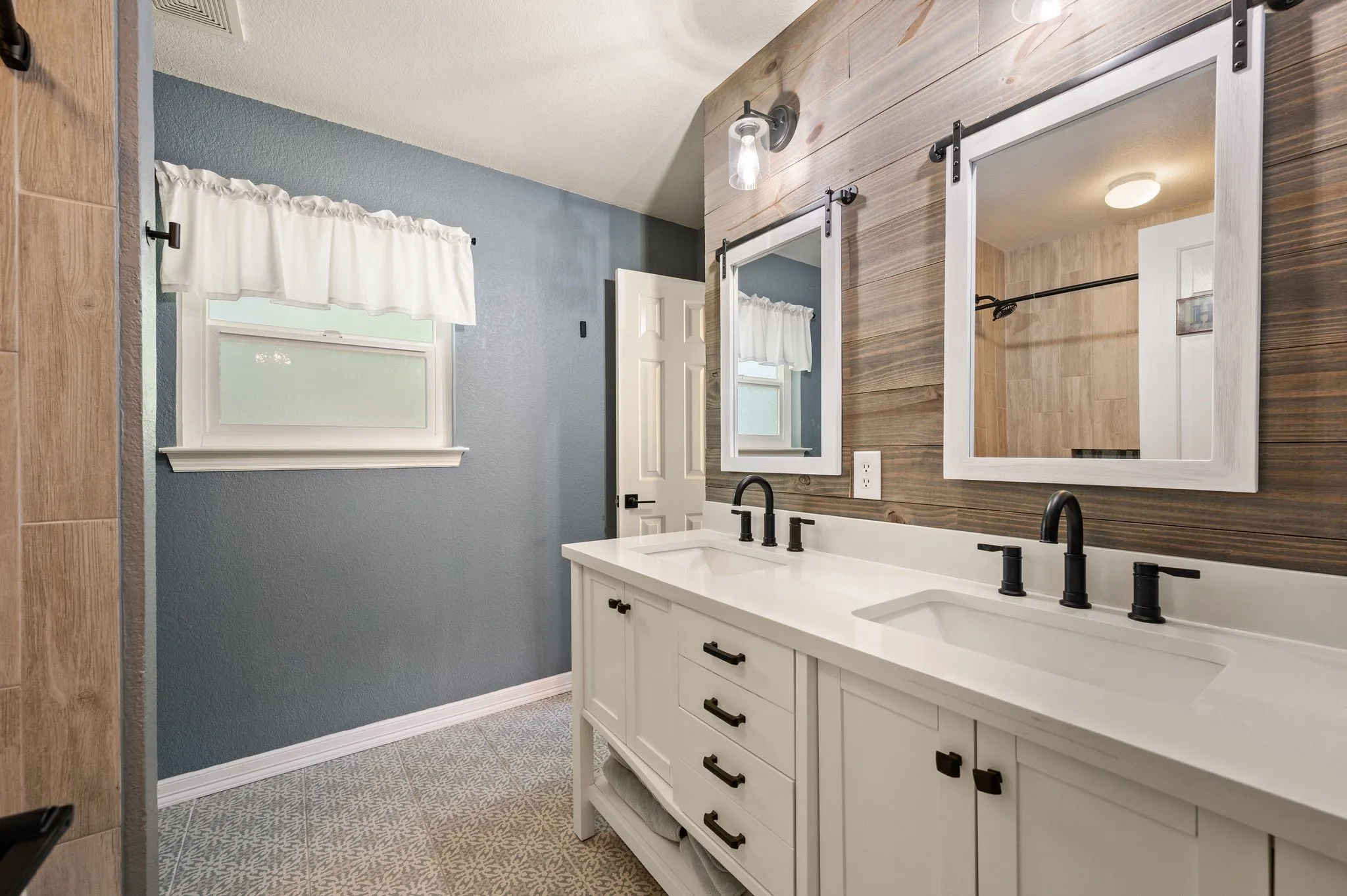 Single Family Residence For Sale in Parker County , 230 Hidden Acres Lane, Weatherford, Texas 76087, 4 Bedroom, 3 Bathroom, 2 Garage spaces, 2,796 Sqft, built in 2001, mls#21389292, Real Estate Agent in Weatherford, Homes For Sale in Parker county, Homes For Sale in Weatherford, Realtor in Weatherford Texas, Real Estate Brokerage Independent Realty Texas, Luminita Cordes Realtor