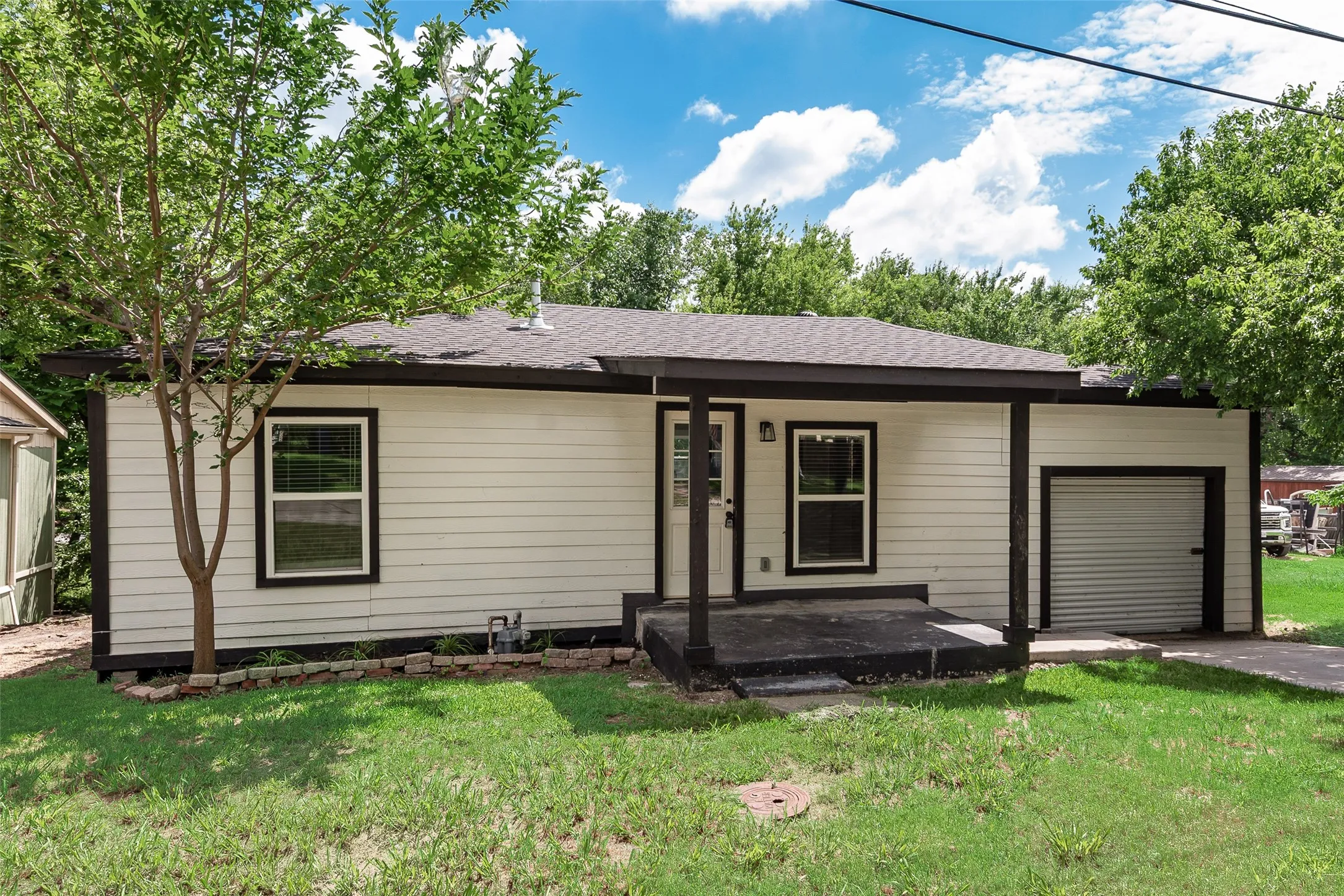 Single Family Residence For Rent in Kaufman County , 105 Weaver Street, Forney, Texas 75126, 3 Bedroom, 1 Bathroom, 1 Garage spaces, 1,000 Sqft, built in 1900, mls#21388587, Real Estate Agent in Forney, Homes For Rent in Kaufman county, Homes For Rent in Forney, Realtor in Forney Texas, Real Estate Brokerage Independent Realty Texas, Luminita Cordes Realtor