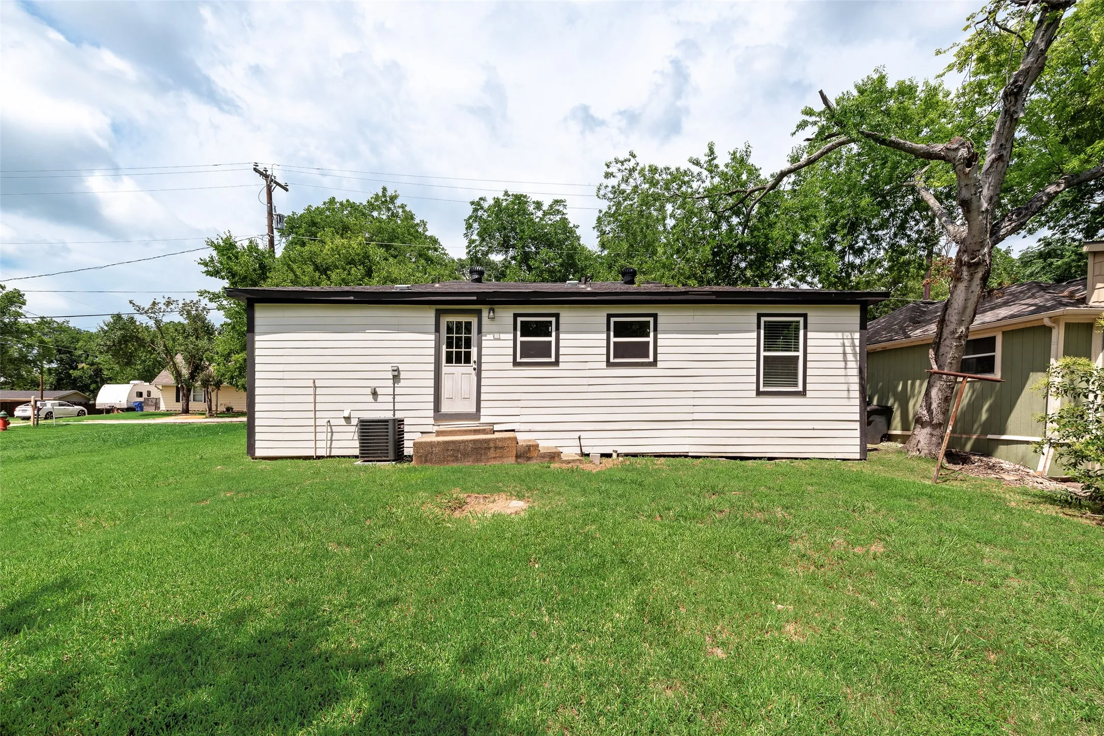 Single Family Residence For Rent in Kaufman County , 105 Weaver Street, Forney, Texas 75126, 3 Bedroom, 1 Bathroom, 1 Garage spaces, 1,000 Sqft, built in 1900, mls#21388587, Real Estate Agent in Forney, Homes For Rent in Kaufman county, Homes For Rent in Forney, Realtor in Forney Texas, Real Estate Brokerage Independent Realty Texas, Luminita Cordes Realtor