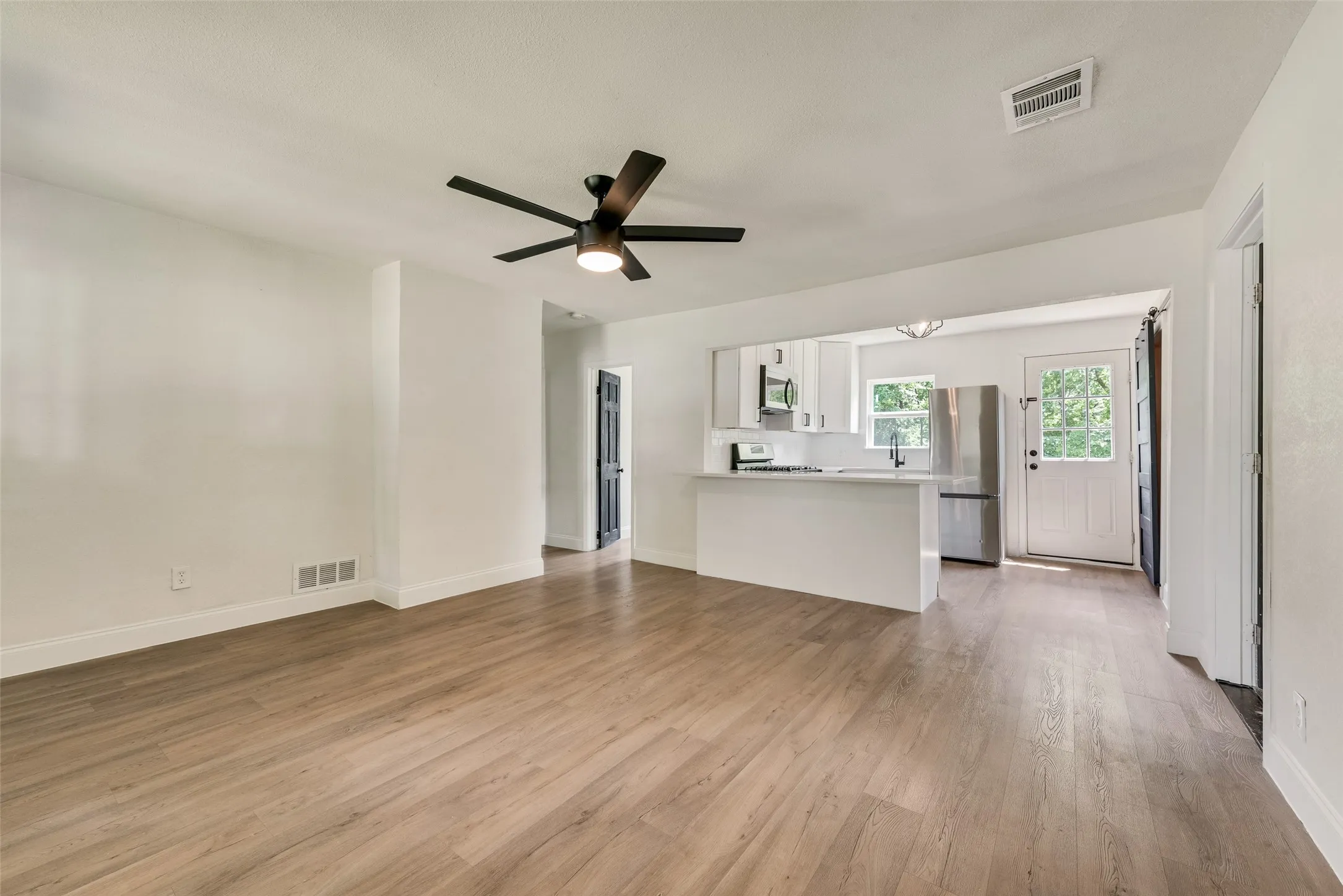 Single Family Residence For Rent in Kaufman County , 105 Weaver Street, Forney, Texas 75126, 3 Bedroom, 1 Bathroom, 1 Garage spaces, 1,000 Sqft, built in 1900, mls#21388587, Real Estate Agent in Forney, Homes For Rent in Kaufman county, Homes For Rent in Forney, Realtor in Forney Texas, Real Estate Brokerage Independent Realty Texas, Luminita Cordes Realtor