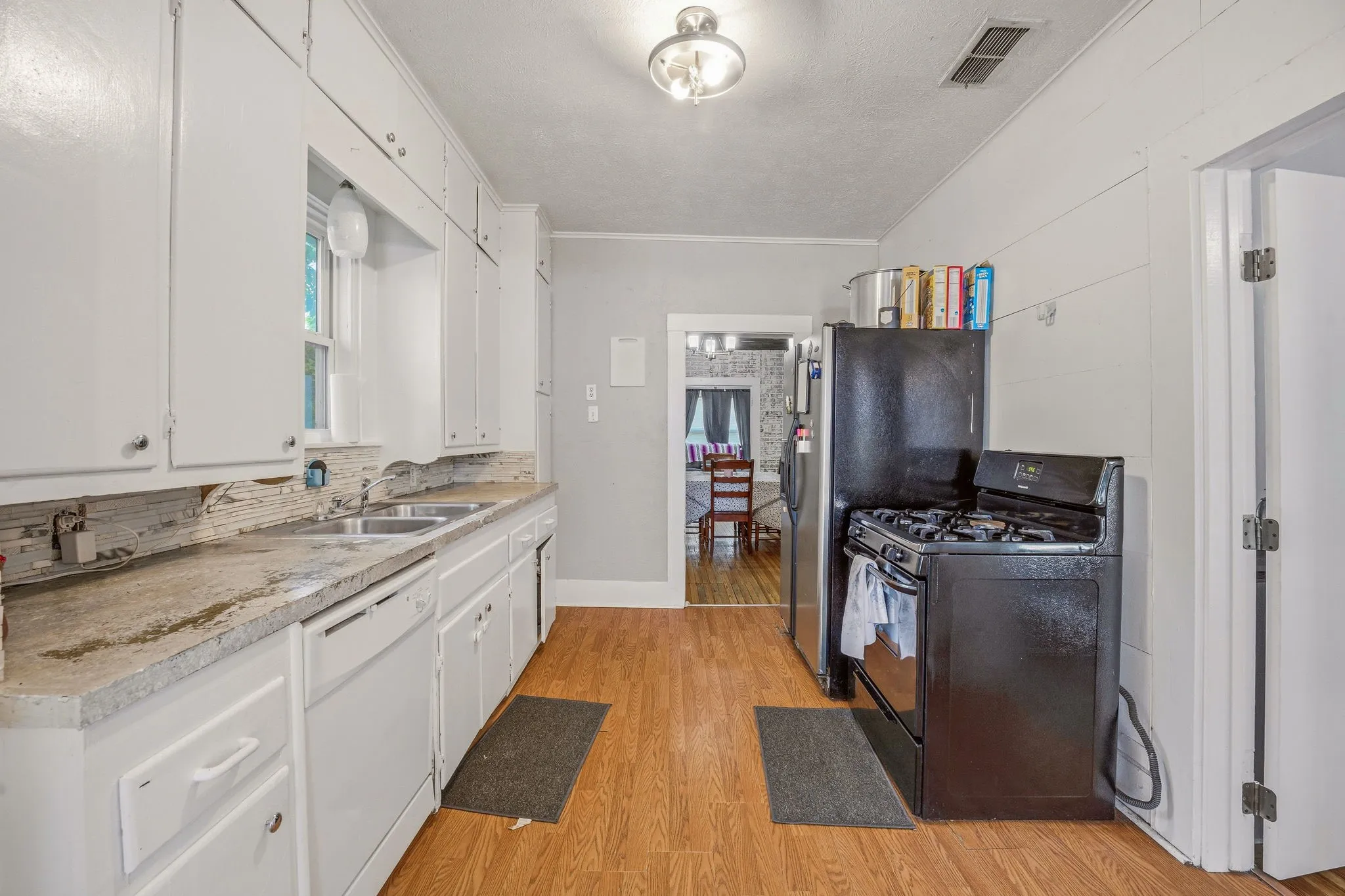 Single Family Residence For Rent in Erath County , 730 N Ollie Street, Stephenville, Texas 76401, 3 Bedroom, 2 Bathroom, Garage spaces, 1,482 Sqft, built in 1925, mls#21389436, Real Estate Agent in Stephenville, Homes For Rent in Erath county, Homes For Rent in Stephenville, Realtor in Stephenville Texas, Real Estate Brokerage Independent Realty Texas, Luminita Cordes Realtor