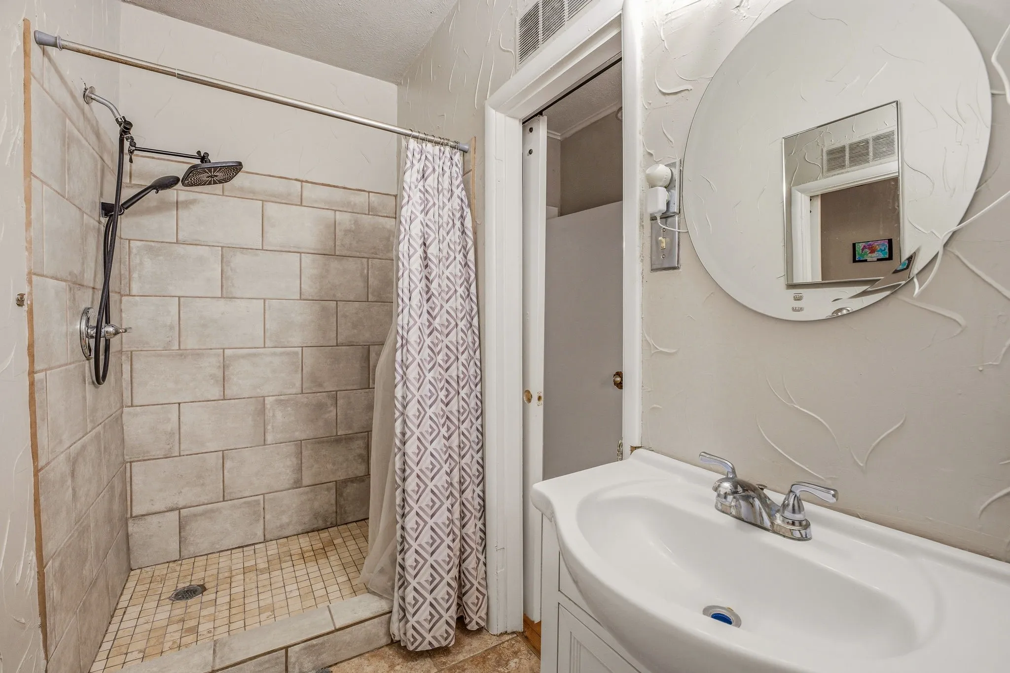 Single Family Residence For Rent in Erath County , 730 N Ollie Street, Stephenville, Texas 76401, 3 Bedroom, 2 Bathroom, Garage spaces, 1,482 Sqft, built in 1925, mls#21389436, Real Estate Agent in Stephenville, Homes For Rent in Erath county, Homes For Rent in Stephenville, Realtor in Stephenville Texas, Real Estate Brokerage Independent Realty Texas, Luminita Cordes Realtor