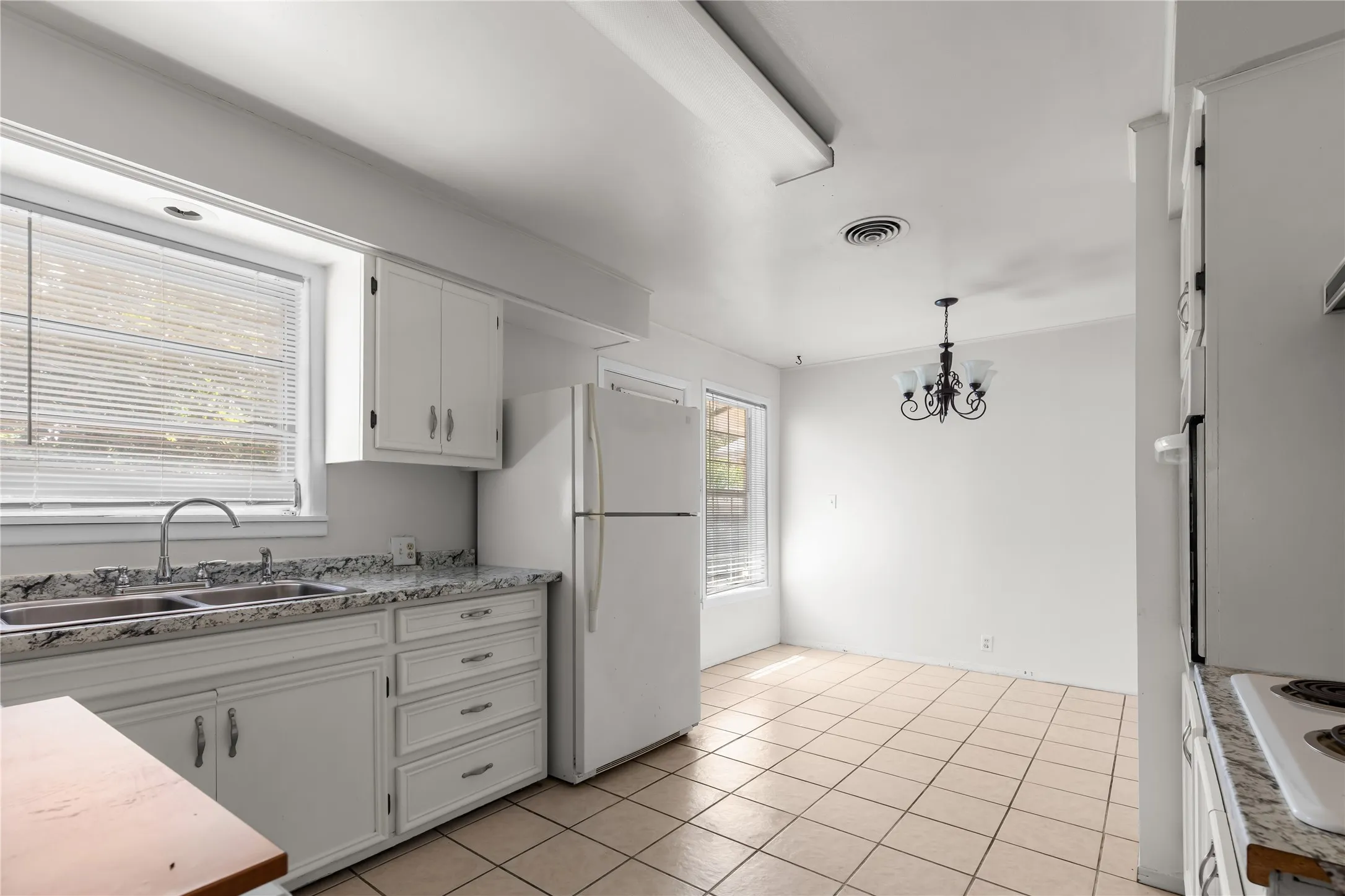 Single Family Residence For Sale in Grayson County , 1710 W College Street, Sherman, Texas 75092, 3 Bedroom, 2 Bathroom, 1 Garage spaces, 1,238 Sqft, built in 1958, mls#21389574, Real Estate Agent in Sherman, Homes For Sale in Grayson county, Homes For Sale in Sherman, Realtor in Sherman Texas, Real Estate Brokerage Independent Realty Texas, Luminita Cordes Realtor