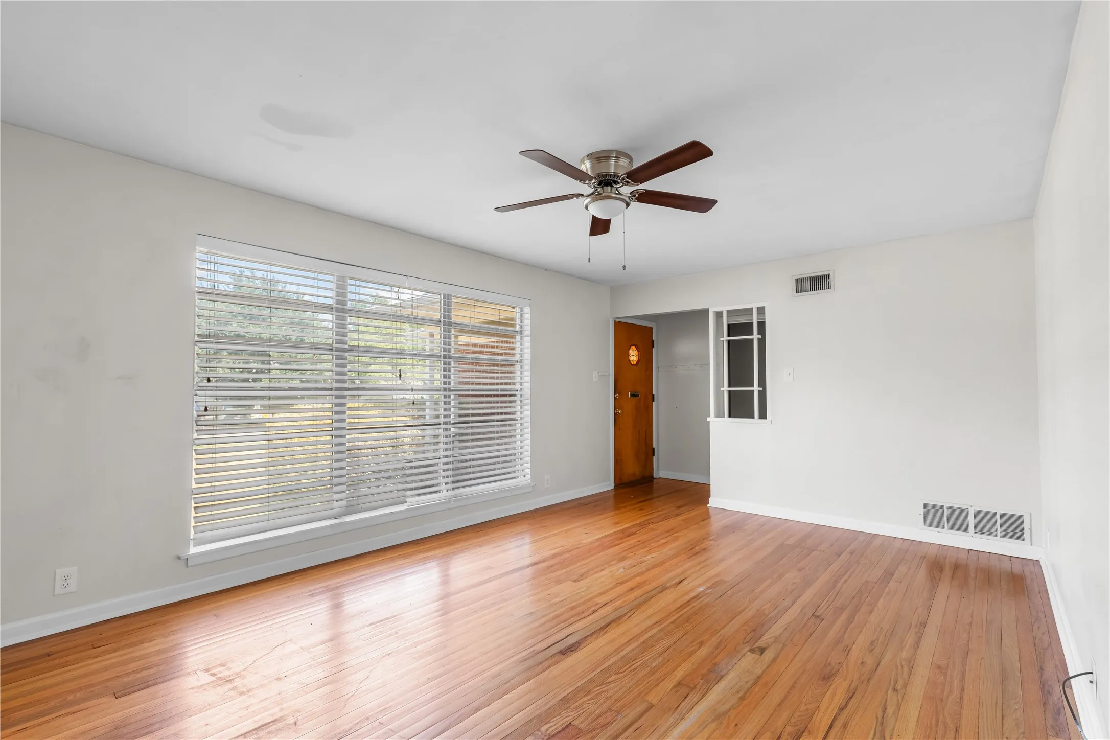 Single Family Residence For Sale in Grayson County , 1710 W College Street, Sherman, Texas 75092, 3 Bedroom, 2 Bathroom, 1 Garage spaces, 1,238 Sqft, built in 1958, mls#21389574, Real Estate Agent in Sherman, Homes For Sale in Grayson county, Homes For Sale in Sherman, Realtor in Sherman Texas, Real Estate Brokerage Independent Realty Texas, Luminita Cordes Realtor