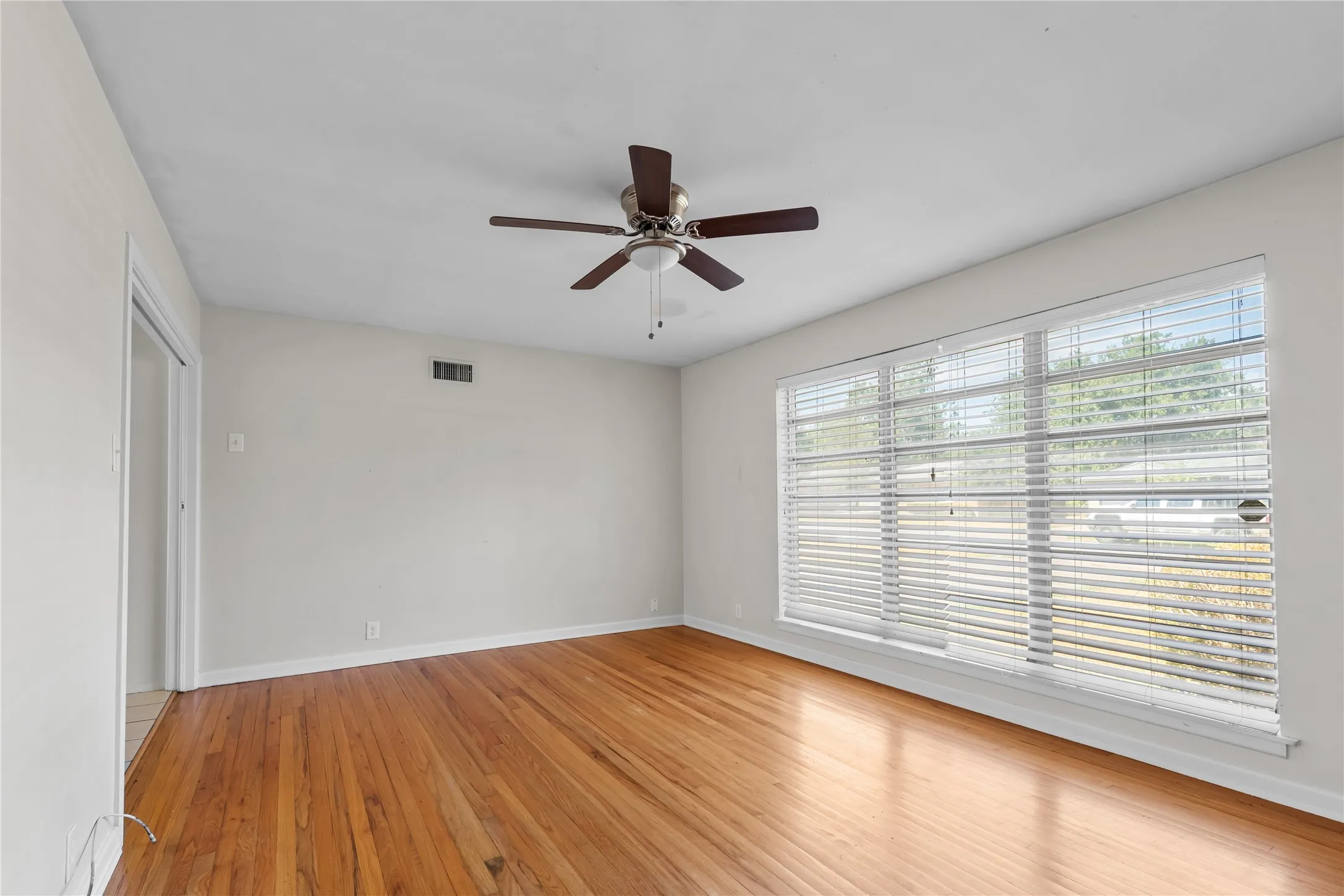 Single Family Residence For Sale in Grayson County , 1710 W College Street, Sherman, Texas 75092, 3 Bedroom, 2 Bathroom, 1 Garage spaces, 1,238 Sqft, built in 1958, mls#21389574, Real Estate Agent in Sherman, Homes For Sale in Grayson county, Homes For Sale in Sherman, Realtor in Sherman Texas, Real Estate Brokerage Independent Realty Texas, Luminita Cordes Realtor