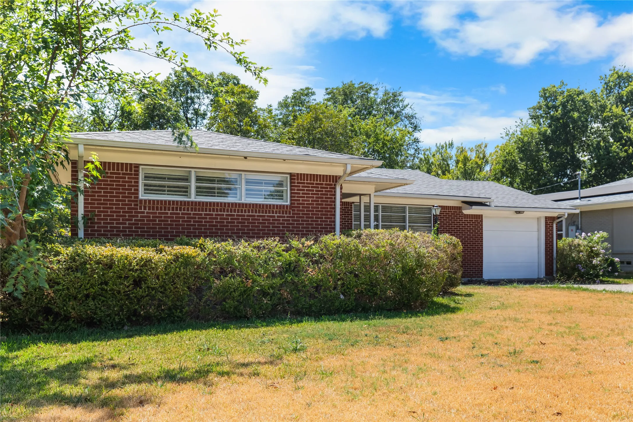 Single Family Residence For Sale in Grayson County , 1710 W College Street, Sherman, Texas 75092, 3 Bedroom, 2 Bathroom, 1 Garage spaces, 1,238 Sqft, built in 1958, mls#21389574, Real Estate Agent in Sherman, Homes For Sale in Grayson county, Homes For Sale in Sherman, Realtor in Sherman Texas, Real Estate Brokerage Independent Realty Texas, Luminita Cordes Realtor