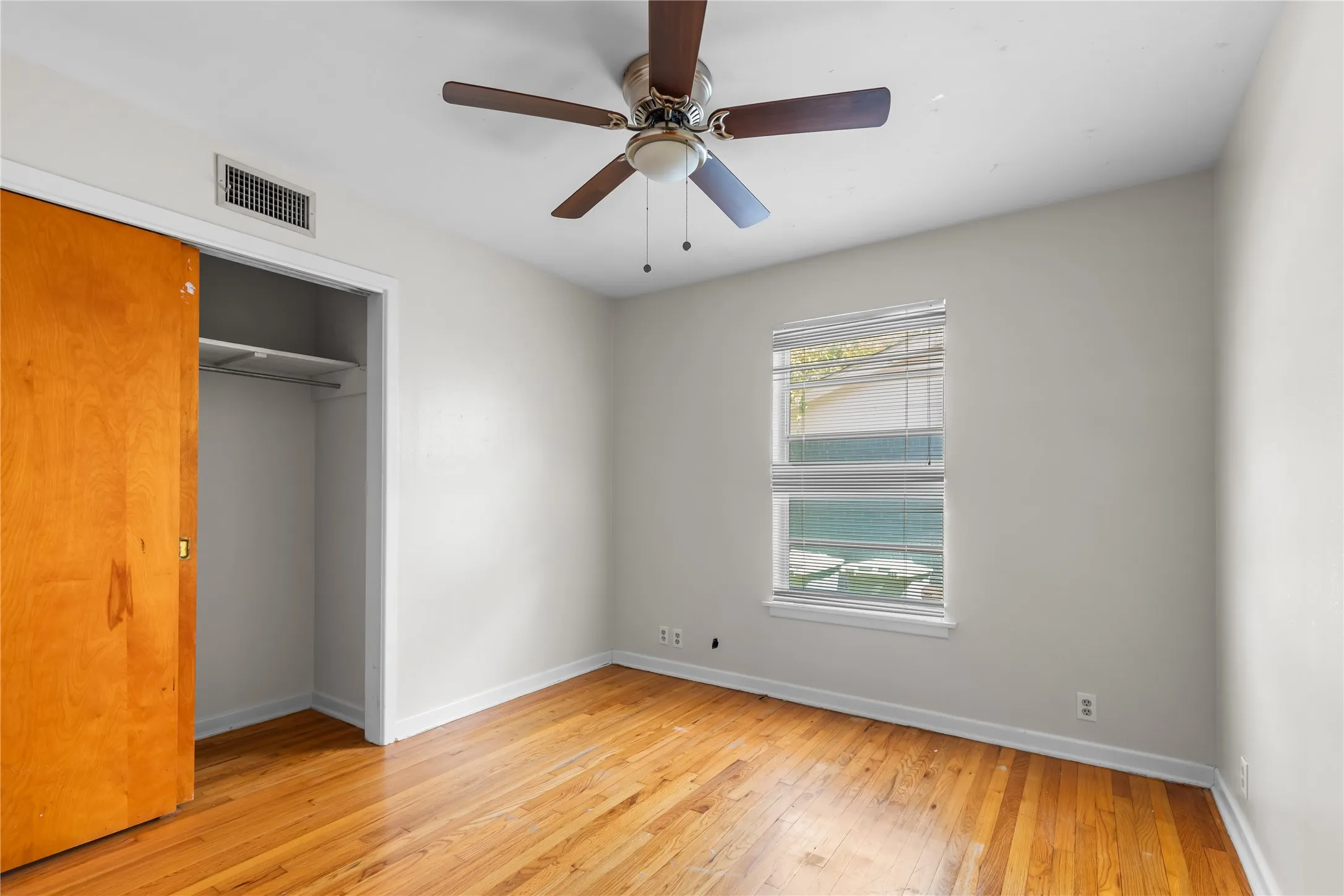 Single Family Residence For Sale in Grayson County , 1710 W College Street, Sherman, Texas 75092, 3 Bedroom, 2 Bathroom, 1 Garage spaces, 1,238 Sqft, built in 1958, mls#21389574, Real Estate Agent in Sherman, Homes For Sale in Grayson county, Homes For Sale in Sherman, Realtor in Sherman Texas, Real Estate Brokerage Independent Realty Texas, Luminita Cordes Realtor