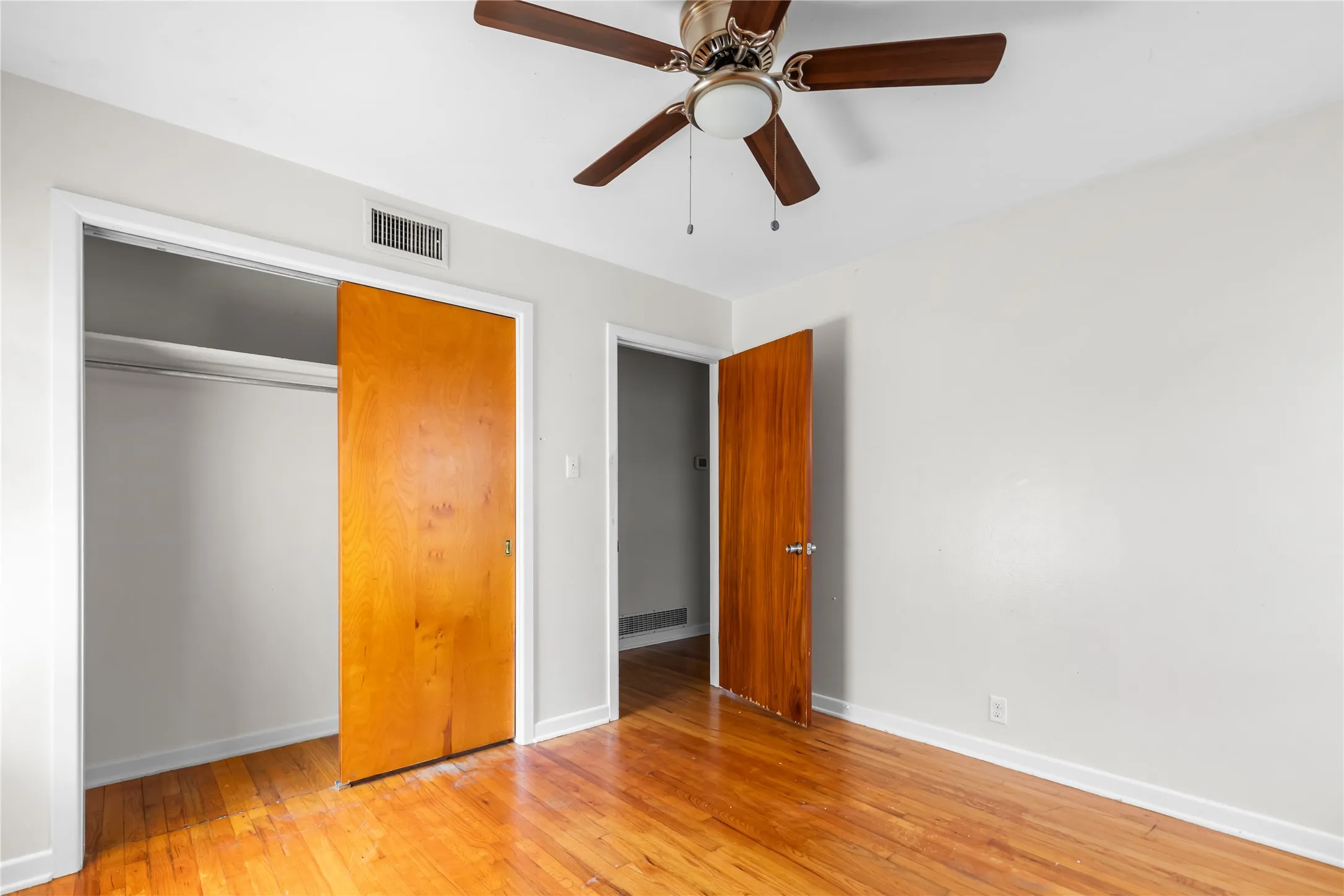 Single Family Residence For Sale in Grayson County , 1710 W College Street, Sherman, Texas 75092, 3 Bedroom, 2 Bathroom, 1 Garage spaces, 1,238 Sqft, built in 1958, mls#21389574, Real Estate Agent in Sherman, Homes For Sale in Grayson county, Homes For Sale in Sherman, Realtor in Sherman Texas, Real Estate Brokerage Independent Realty Texas, Luminita Cordes Realtor