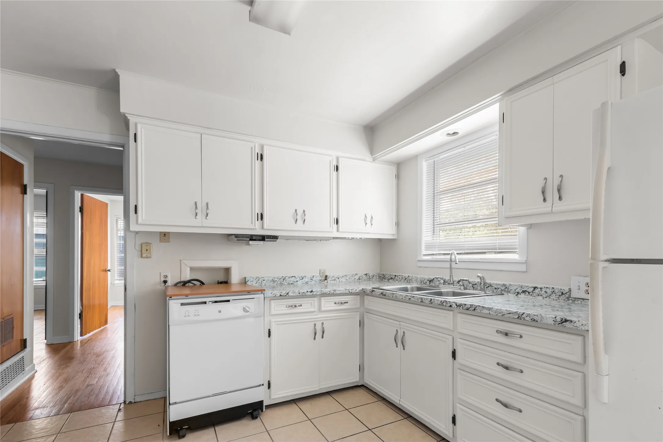 Single Family Residence For Sale in Grayson County , 1710 W College Street, Sherman, Texas 75092, 3 Bedroom, 2 Bathroom, 1 Garage spaces, 1,238 Sqft, built in 1958, mls#21389574, Real Estate Agent in Sherman, Homes For Sale in Grayson county, Homes For Sale in Sherman, Realtor in Sherman Texas, Real Estate Brokerage Independent Realty Texas, Luminita Cordes Realtor