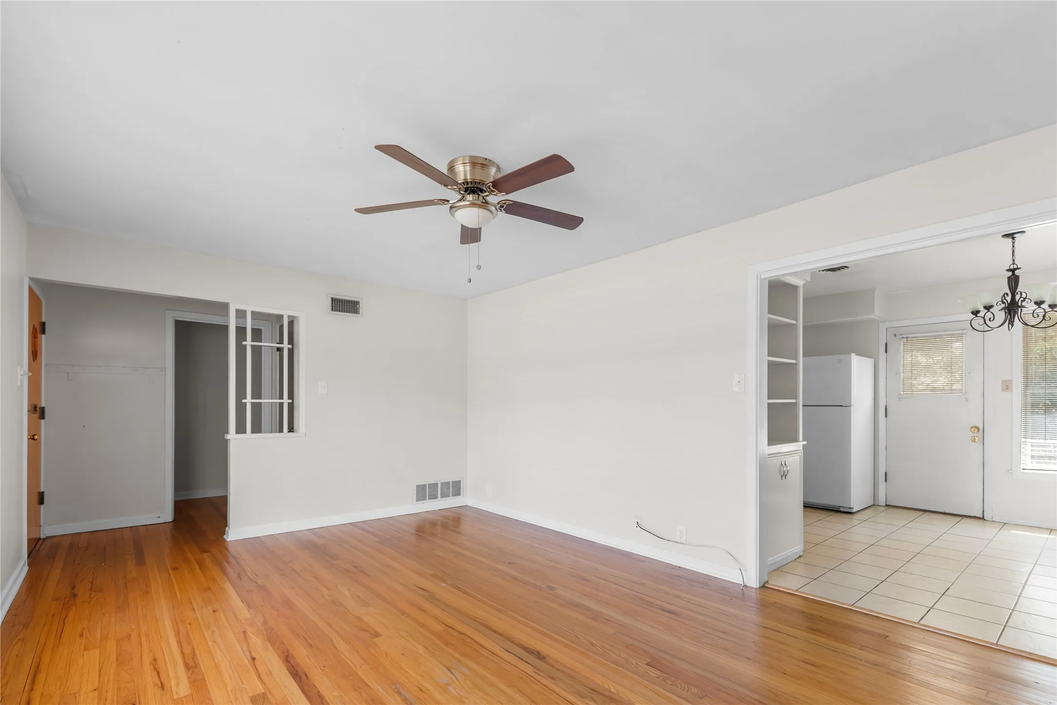 Single Family Residence For Sale in Grayson County , 1710 W College Street, Sherman, Texas 75092, 3 Bedroom, 2 Bathroom, 1 Garage spaces, 1,238 Sqft, built in 1958, mls#21389574, Real Estate Agent in Sherman, Homes For Sale in Grayson county, Homes For Sale in Sherman, Realtor in Sherman Texas, Real Estate Brokerage Independent Realty Texas, Luminita Cordes Realtor