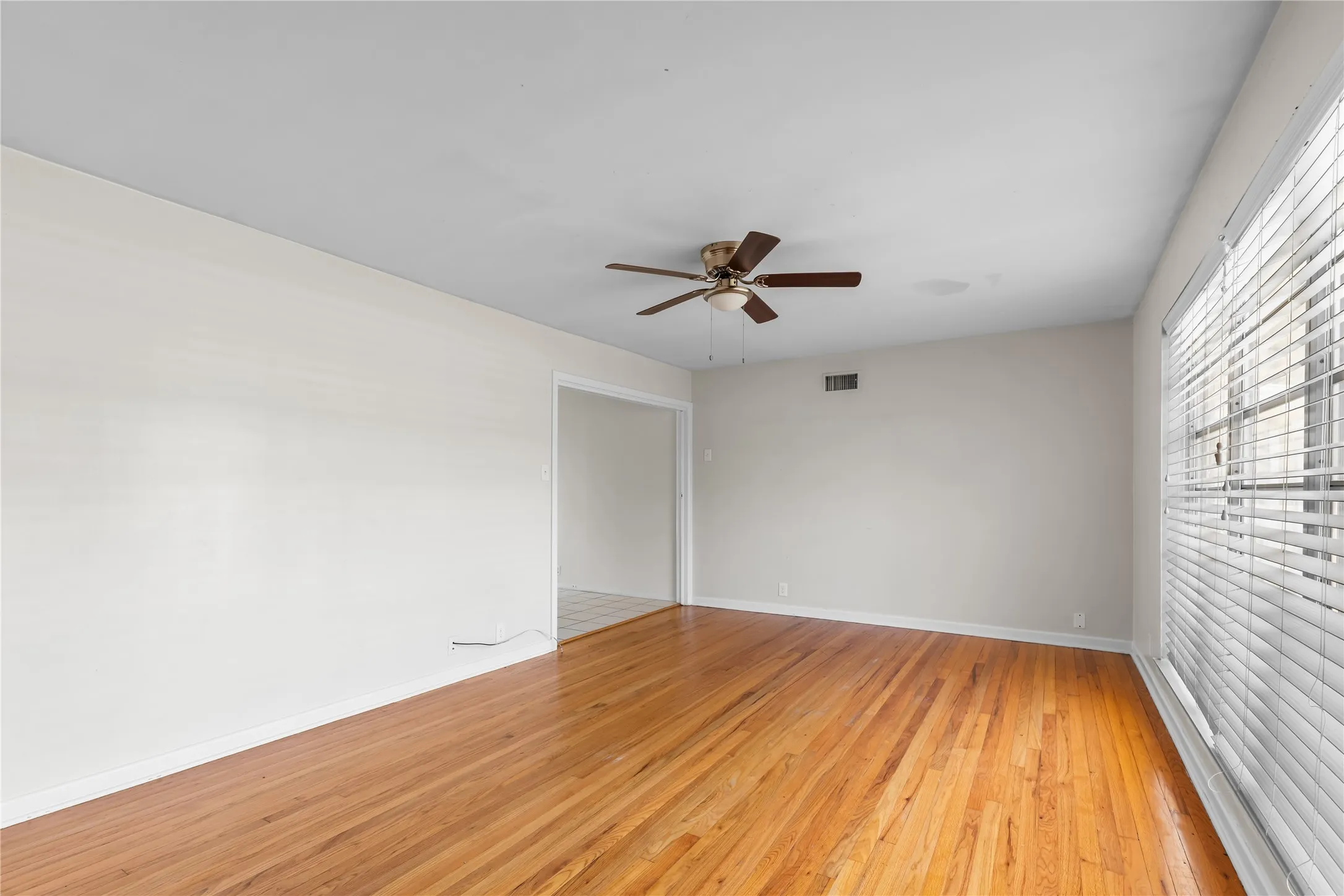 Single Family Residence For Sale in Grayson County , 1710 W College Street, Sherman, Texas 75092, 3 Bedroom, 2 Bathroom, 1 Garage spaces, 1,238 Sqft, built in 1958, mls#21389574, Real Estate Agent in Sherman, Homes For Sale in Grayson county, Homes For Sale in Sherman, Realtor in Sherman Texas, Real Estate Brokerage Independent Realty Texas, Luminita Cordes Realtor