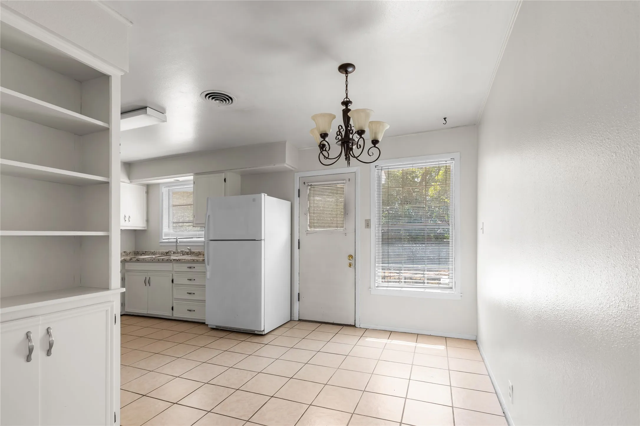Single Family Residence For Sale in Grayson County , 1710 W College Street, Sherman, Texas 75092, 3 Bedroom, 2 Bathroom, 1 Garage spaces, 1,238 Sqft, built in 1958, mls#21389574, Real Estate Agent in Sherman, Homes For Sale in Grayson county, Homes For Sale in Sherman, Realtor in Sherman Texas, Real Estate Brokerage Independent Realty Texas, Luminita Cordes Realtor