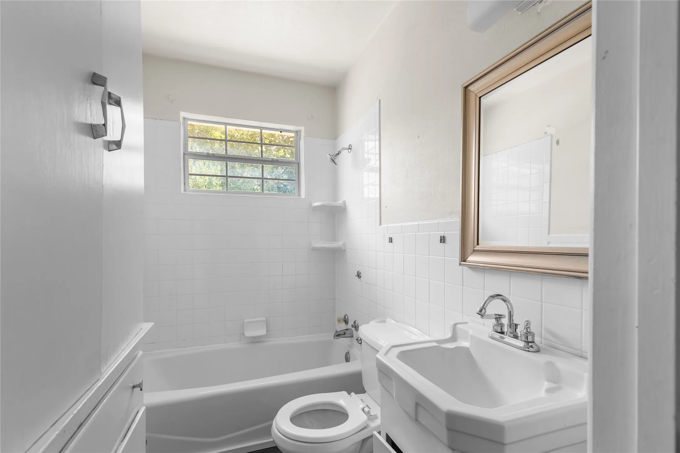 Single Family Residence For Sale in Grayson County , 1710 W College Street, Sherman, Texas 75092, 3 Bedroom, 2 Bathroom, 1 Garage spaces, 1,238 Sqft, built in 1958, mls#21389574, Real Estate Agent in Sherman, Homes For Sale in Grayson county, Homes For Sale in Sherman, Realtor in Sherman Texas, Real Estate Brokerage Independent Realty Texas, Luminita Cordes Realtor