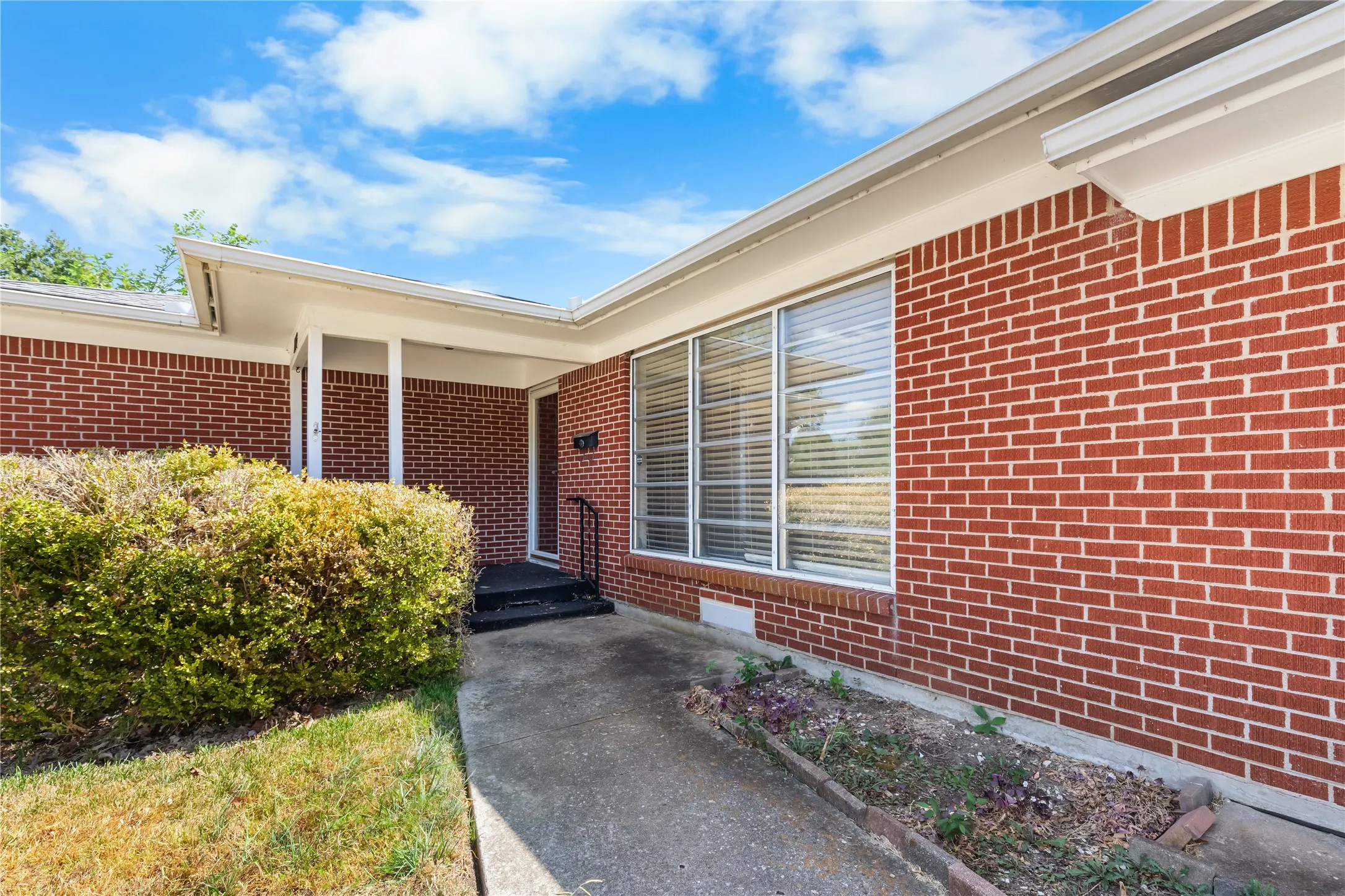 Single Family Residence For Sale in Grayson County , 1710 W College Street, Sherman, Texas 75092, 3 Bedroom, 2 Bathroom, 1 Garage spaces, 1,238 Sqft, built in 1958, mls#21389574, Real Estate Agent in Sherman, Homes For Sale in Grayson county, Homes For Sale in Sherman, Realtor in Sherman Texas, Real Estate Brokerage Independent Realty Texas, Luminita Cordes Realtor