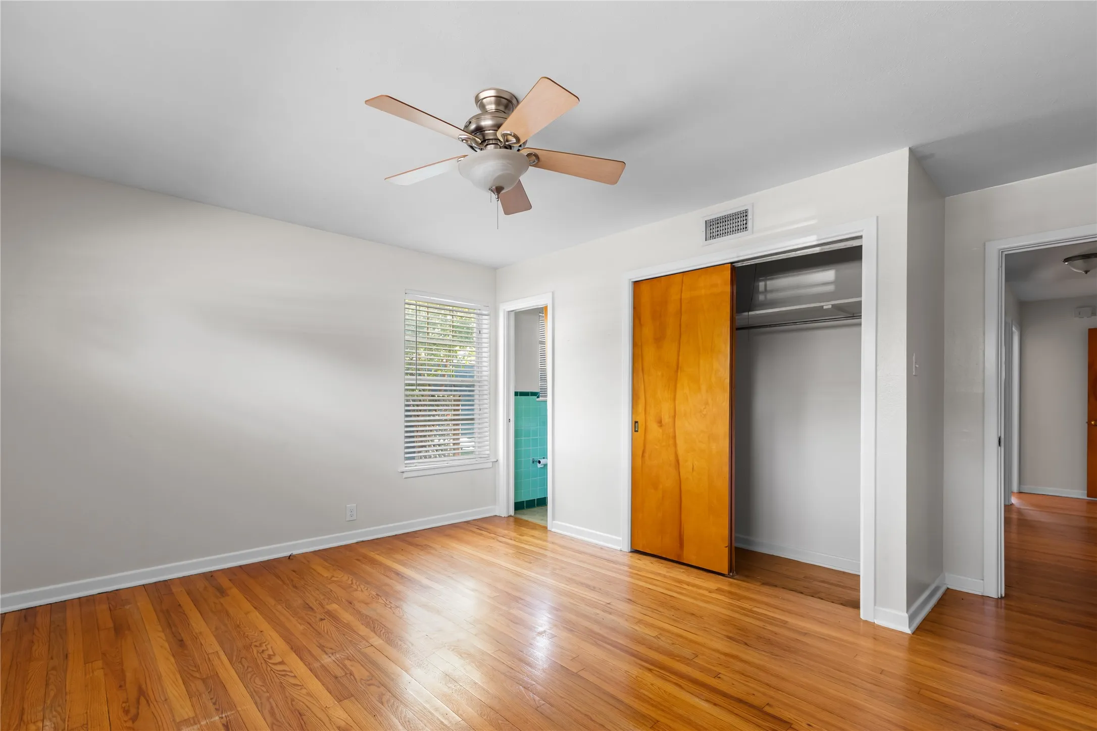 Single Family Residence For Sale in Grayson County , 1710 W College Street, Sherman, Texas 75092, 3 Bedroom, 2 Bathroom, 1 Garage spaces, 1,238 Sqft, built in 1958, mls#21389574, Real Estate Agent in Sherman, Homes For Sale in Grayson county, Homes For Sale in Sherman, Realtor in Sherman Texas, Real Estate Brokerage Independent Realty Texas, Luminita Cordes Realtor
