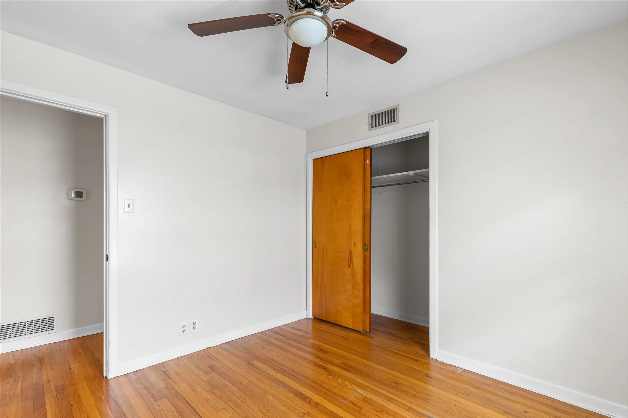 Single Family Residence For Sale in Grayson County , 1710 W College Street, Sherman, Texas 75092, 3 Bedroom, 2 Bathroom, 1 Garage spaces, 1,238 Sqft, built in 1958, mls#21389574, Real Estate Agent in Sherman, Homes For Sale in Grayson county, Homes For Sale in Sherman, Realtor in Sherman Texas, Real Estate Brokerage Independent Realty Texas, Luminita Cordes Realtor