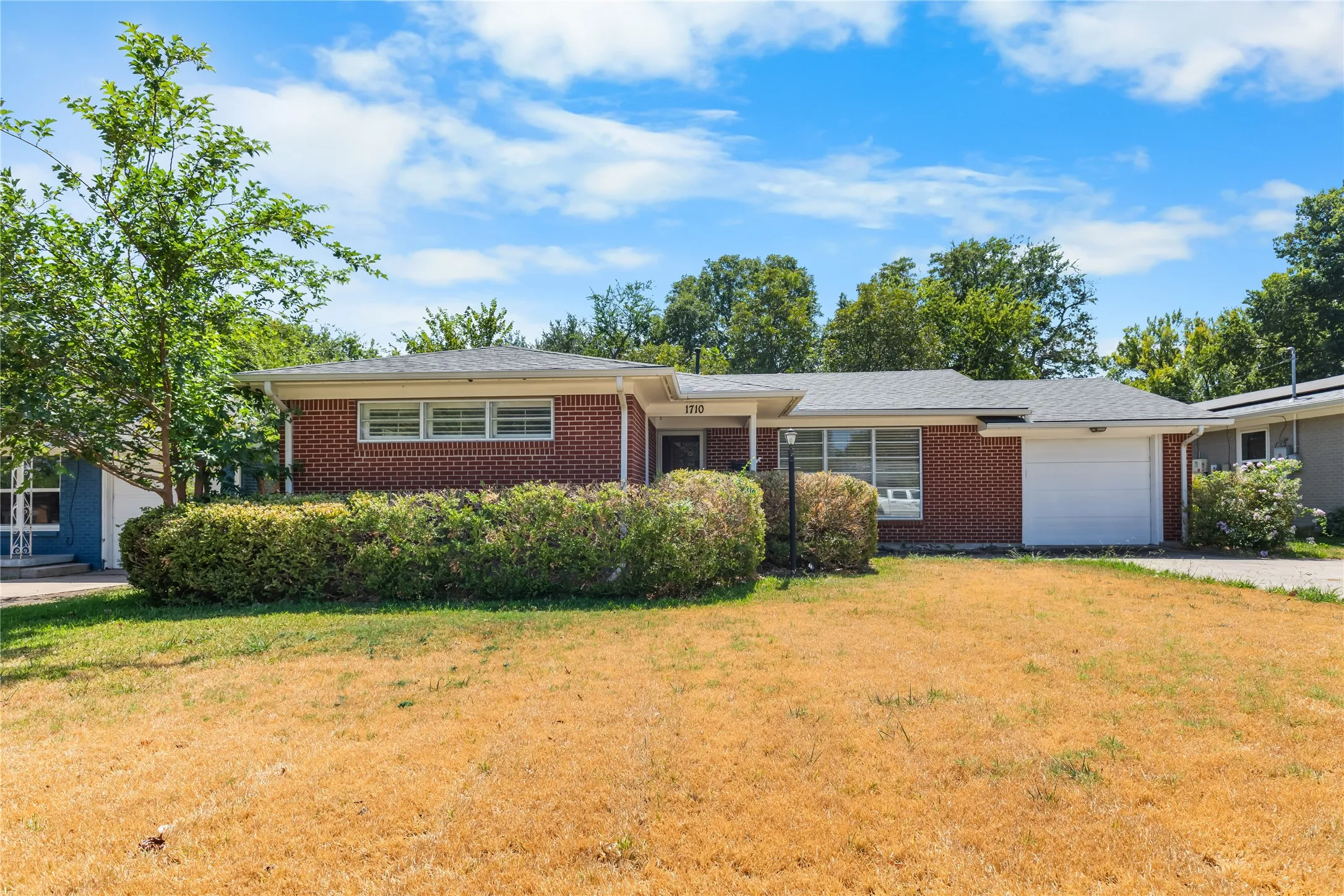 Single Family Residence For Sale in Grayson County , 1710 W College Street, Sherman, Texas 75092, 3 Bedroom, 2 Bathroom, 1 Garage spaces, 1,238 Sqft, built in 1958, mls#21389574, Real Estate Agent in Sherman, Homes For Sale in Grayson county, Homes For Sale in Sherman, Realtor in Sherman Texas, Real Estate Brokerage Independent Realty Texas, Luminita Cordes Realtor