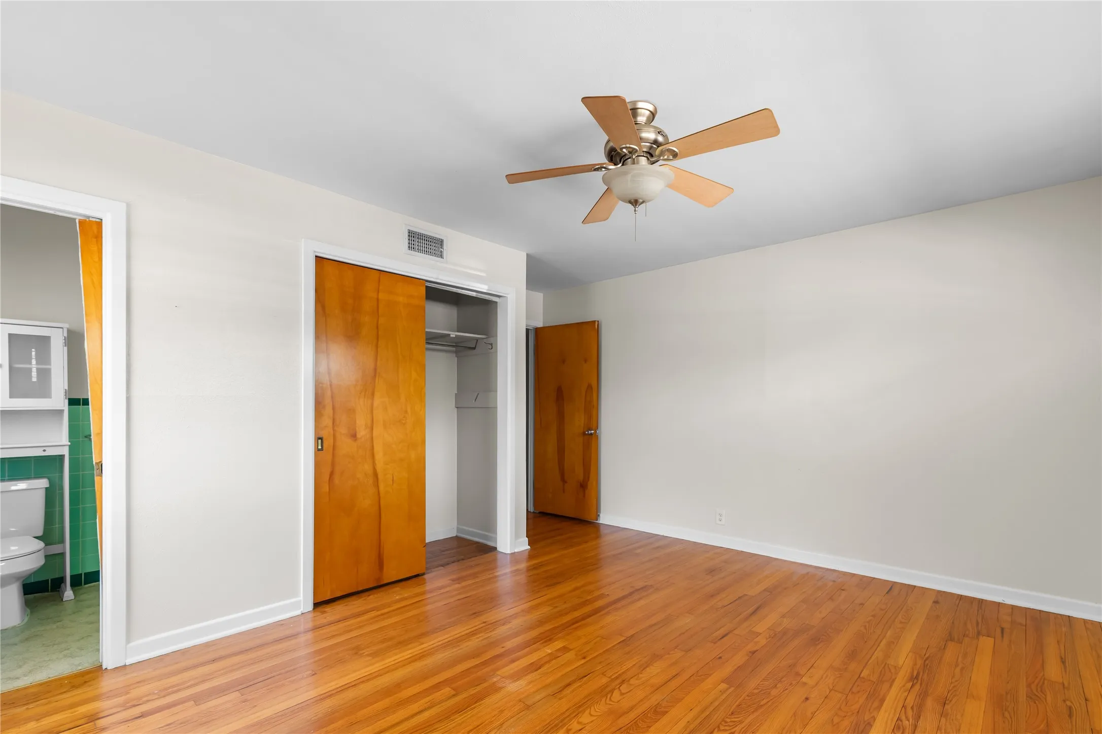 Single Family Residence For Sale in Grayson County , 1710 W College Street, Sherman, Texas 75092, 3 Bedroom, 2 Bathroom, 1 Garage spaces, 1,238 Sqft, built in 1958, mls#21389574, Real Estate Agent in Sherman, Homes For Sale in Grayson county, Homes For Sale in Sherman, Realtor in Sherman Texas, Real Estate Brokerage Independent Realty Texas, Luminita Cordes Realtor