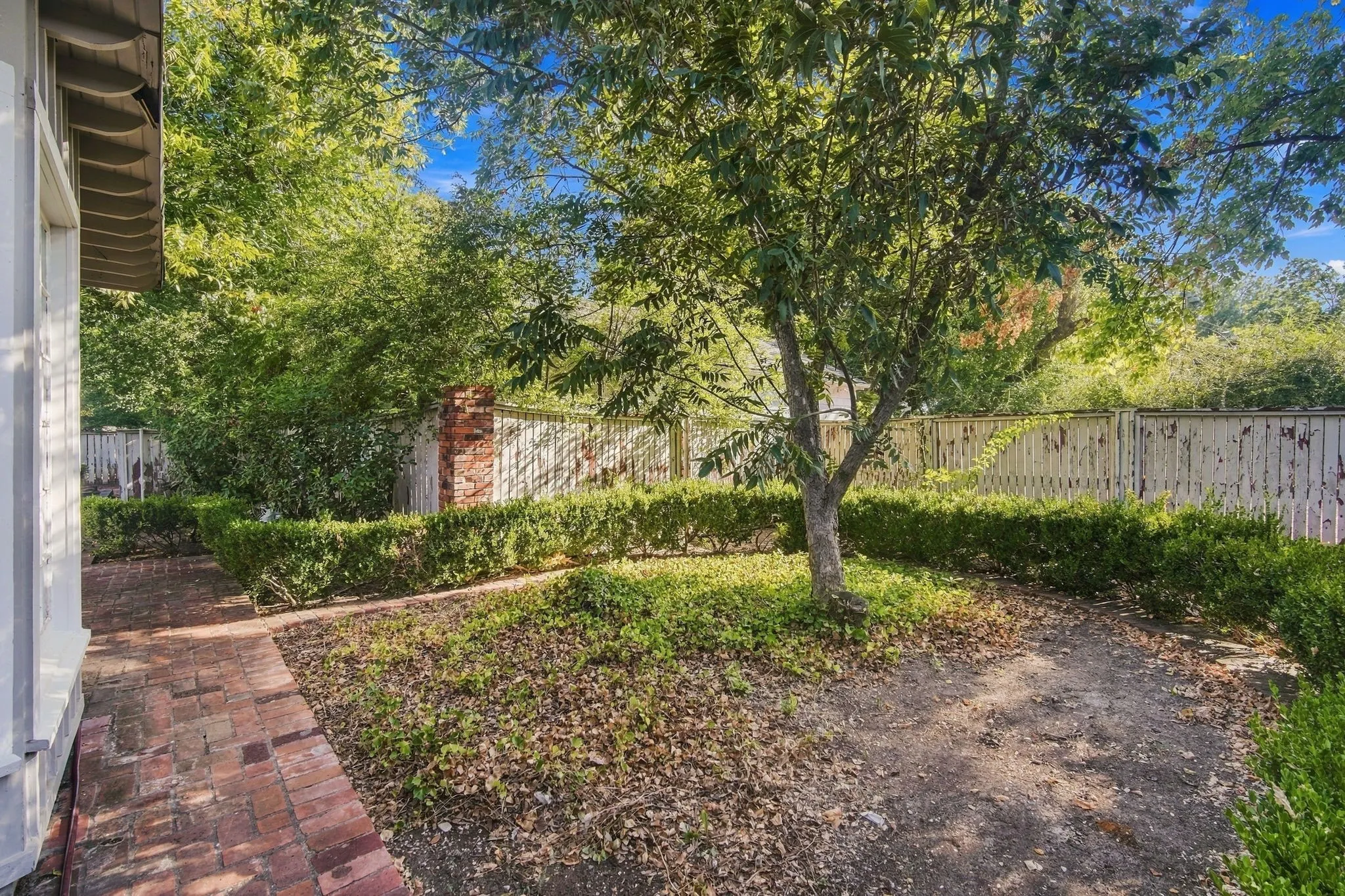 Single Family Residence For Sale in Hill County , 1107 E Walnut Street, Hillsboro, Texas 76645, 3 Bedroom, 3 Bathroom, 2 Garage spaces, 3,344 Sqft, built in 1950, mls#21388124, Real Estate Agent in Hillsboro, Homes For Sale in Hill county, Homes For Sale in Hillsboro, Realtor in Hillsboro Texas, Real Estate Brokerage Independent Realty Texas, Luminita Cordes Realtor