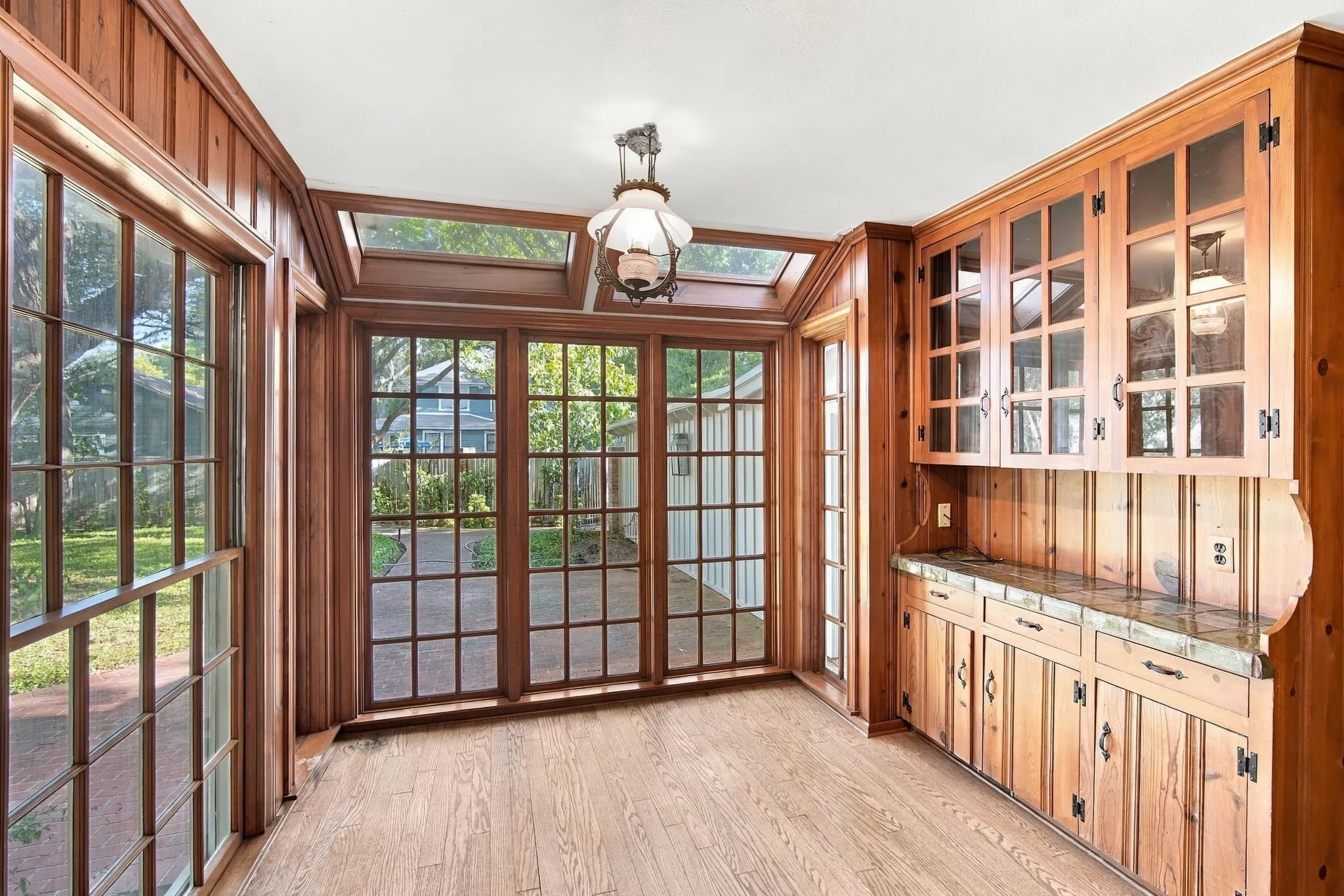 Single Family Residence For Sale in Hill County , 1107 E Walnut Street, Hillsboro, Texas 76645, 3 Bedroom, 3 Bathroom, 2 Garage spaces, 3,344 Sqft, built in 1950, mls#21388124, Real Estate Agent in Hillsboro, Homes For Sale in Hill county, Homes For Sale in Hillsboro, Realtor in Hillsboro Texas, Real Estate Brokerage Independent Realty Texas, Luminita Cordes Realtor