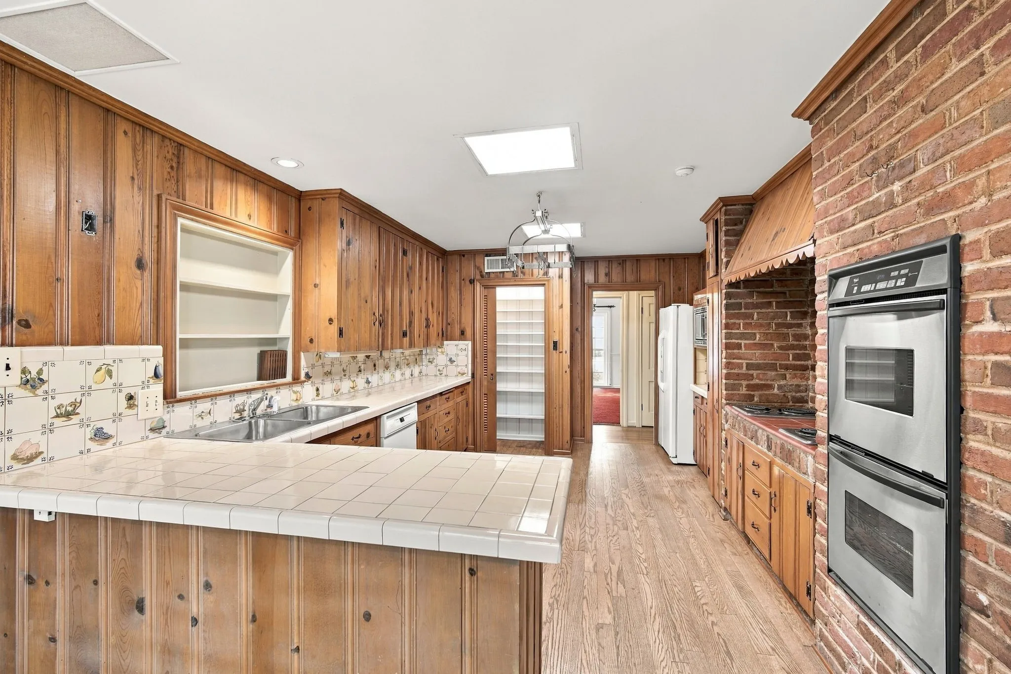 Single Family Residence For Sale in Hill County , 1107 E Walnut Street, Hillsboro, Texas 76645, 3 Bedroom, 3 Bathroom, 2 Garage spaces, 3,344 Sqft, built in 1950, mls#21388124, Real Estate Agent in Hillsboro, Homes For Sale in Hill county, Homes For Sale in Hillsboro, Realtor in Hillsboro Texas, Real Estate Brokerage Independent Realty Texas, Luminita Cordes Realtor