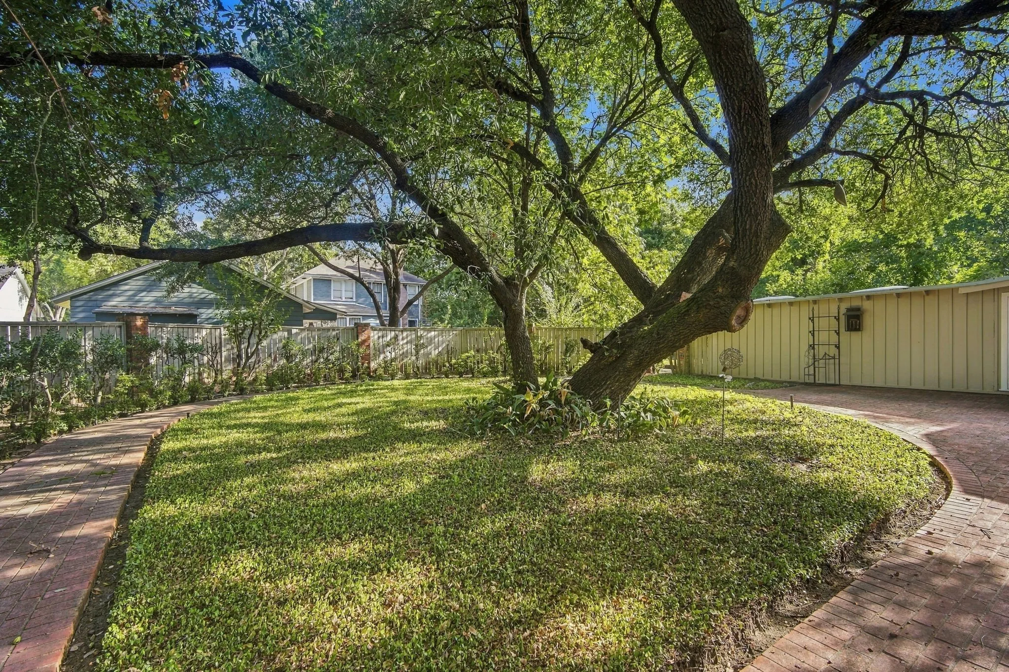 Single Family Residence For Sale in Hill County , 1107 E Walnut Street, Hillsboro, Texas 76645, 3 Bedroom, 3 Bathroom, 2 Garage spaces, 3,344 Sqft, built in 1950, mls#21388124, Real Estate Agent in Hillsboro, Homes For Sale in Hill county, Homes For Sale in Hillsboro, Realtor in Hillsboro Texas, Real Estate Brokerage Independent Realty Texas, Luminita Cordes Realtor