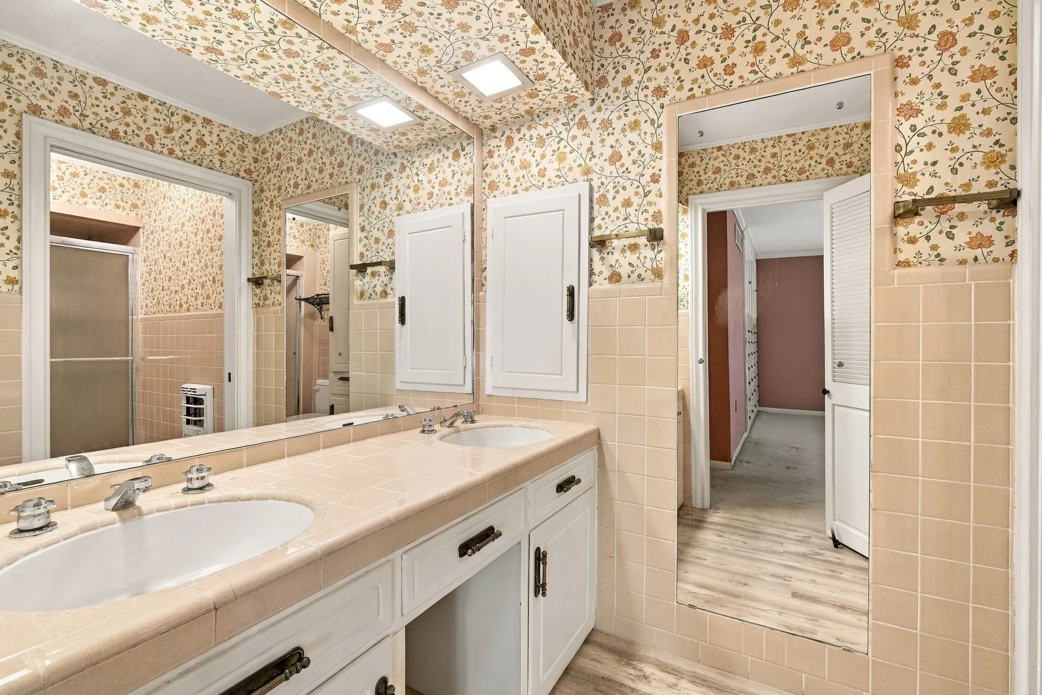 Single Family Residence For Sale in Hill County , 1107 E Walnut Street, Hillsboro, Texas 76645, 3 Bedroom, 3 Bathroom, 2 Garage spaces, 3,344 Sqft, built in 1950, mls#21388124, Real Estate Agent in Hillsboro, Homes For Sale in Hill county, Homes For Sale in Hillsboro, Realtor in Hillsboro Texas, Real Estate Brokerage Independent Realty Texas, Luminita Cordes Realtor