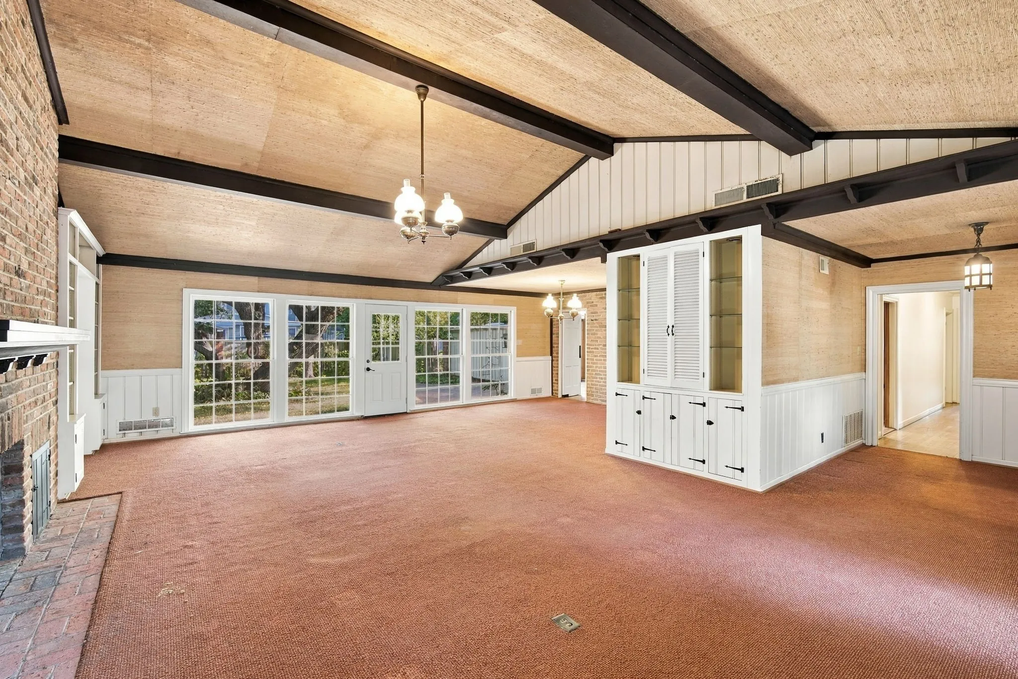 Single Family Residence For Sale in Hill County , 1107 E Walnut Street, Hillsboro, Texas 76645, 3 Bedroom, 3 Bathroom, 2 Garage spaces, 3,344 Sqft, built in 1950, mls#21388124, Real Estate Agent in Hillsboro, Homes For Sale in Hill county, Homes For Sale in Hillsboro, Realtor in Hillsboro Texas, Real Estate Brokerage Independent Realty Texas, Luminita Cordes Realtor