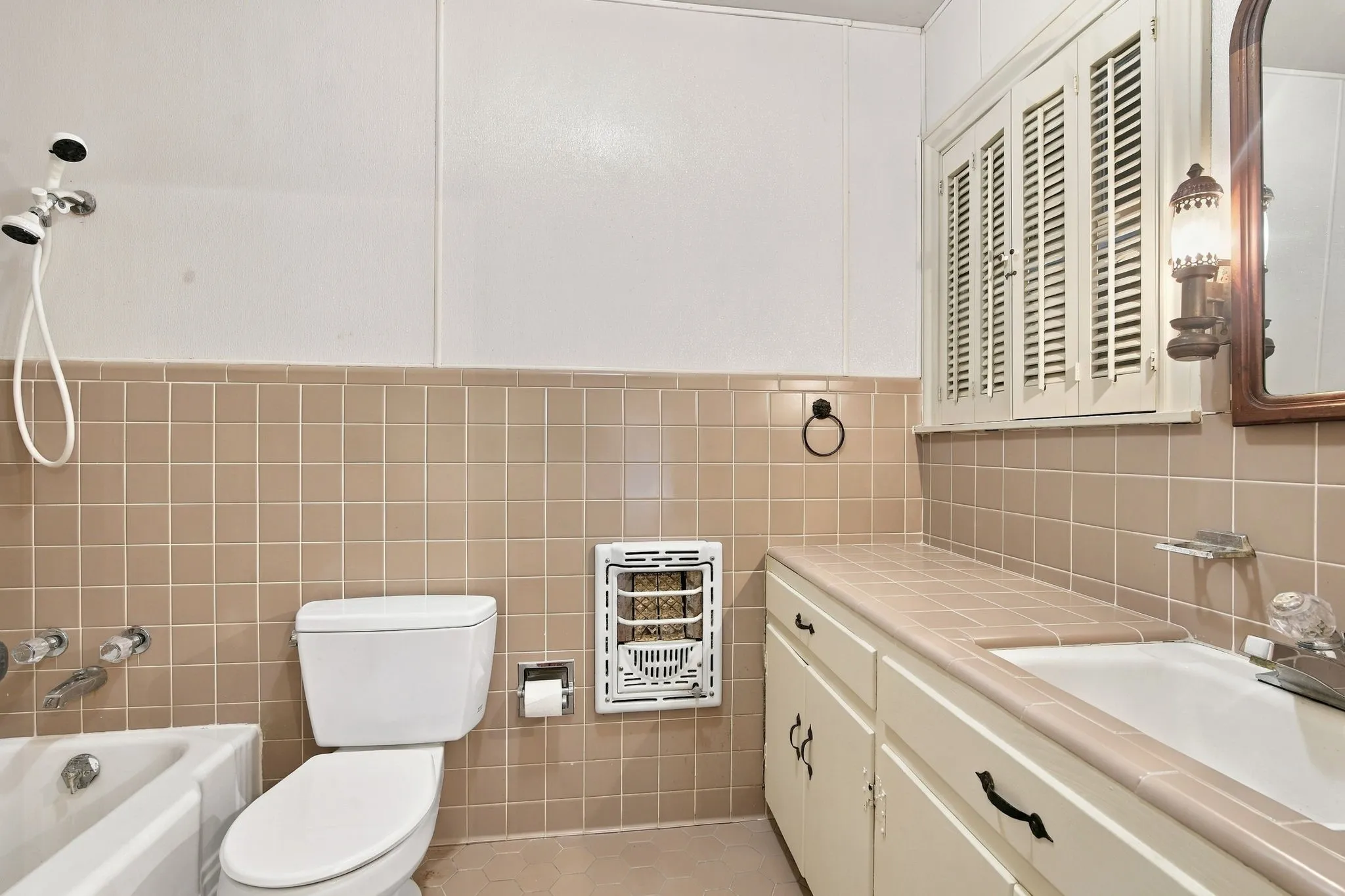 Single Family Residence For Sale in Hill County , 1107 E Walnut Street, Hillsboro, Texas 76645, 3 Bedroom, 3 Bathroom, 2 Garage spaces, 3,344 Sqft, built in 1950, mls#21388124, Real Estate Agent in Hillsboro, Homes For Sale in Hill county, Homes For Sale in Hillsboro, Realtor in Hillsboro Texas, Real Estate Brokerage Independent Realty Texas, Luminita Cordes Realtor