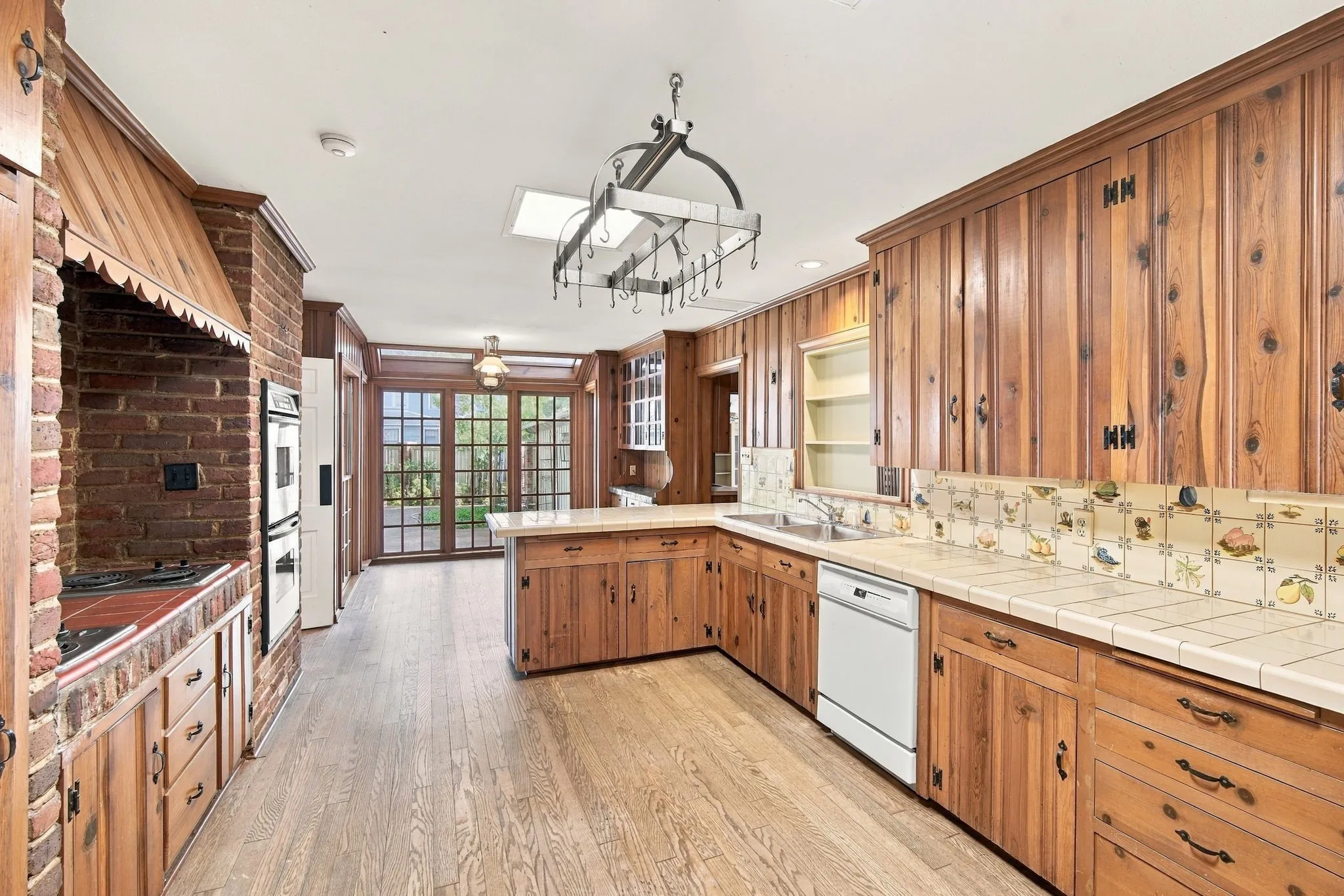 Single Family Residence For Sale in Hill County , 1107 E Walnut Street, Hillsboro, Texas 76645, 3 Bedroom, 3 Bathroom, 2 Garage spaces, 3,344 Sqft, built in 1950, mls#21388124, Real Estate Agent in Hillsboro, Homes For Sale in Hill county, Homes For Sale in Hillsboro, Realtor in Hillsboro Texas, Real Estate Brokerage Independent Realty Texas, Luminita Cordes Realtor