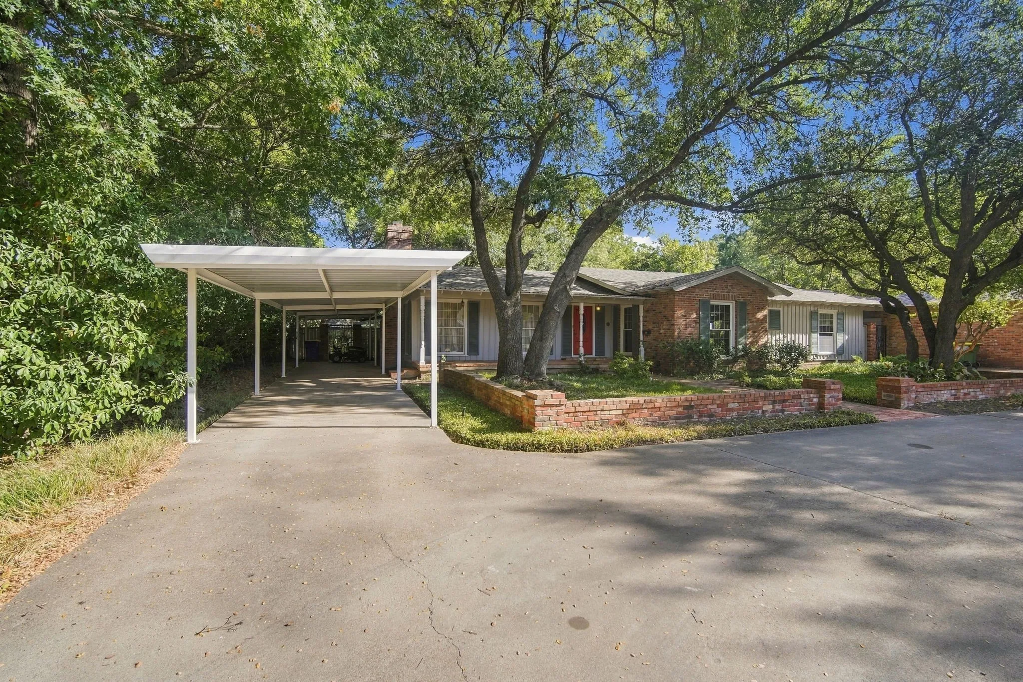 Single Family Residence For Sale in Hill County , 1107 E Walnut Street, Hillsboro, Texas 76645, 3 Bedroom, 3 Bathroom, 2 Garage spaces, 3,344 Sqft, built in 1950, mls#21388124, Real Estate Agent in Hillsboro, Homes For Sale in Hill county, Homes For Sale in Hillsboro, Realtor in Hillsboro Texas, Real Estate Brokerage Independent Realty Texas, Luminita Cordes Realtor