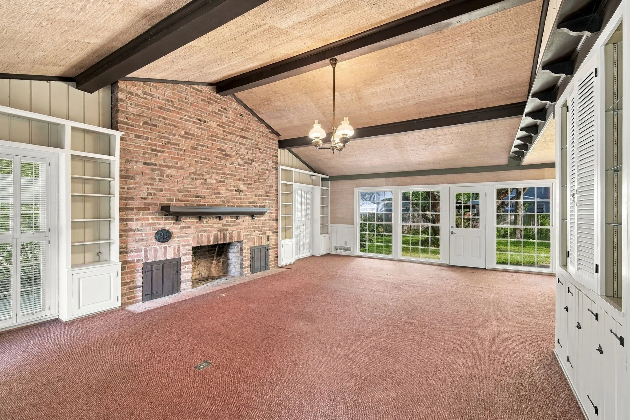 Single Family Residence For Sale in Hill County , 1107 E Walnut Street, Hillsboro, Texas 76645, 3 Bedroom, 3 Bathroom, 2 Garage spaces, 3,344 Sqft, built in 1950, mls#21388124, Real Estate Agent in Hillsboro, Homes For Sale in Hill county, Homes For Sale in Hillsboro, Realtor in Hillsboro Texas, Real Estate Brokerage Independent Realty Texas, Luminita Cordes Realtor