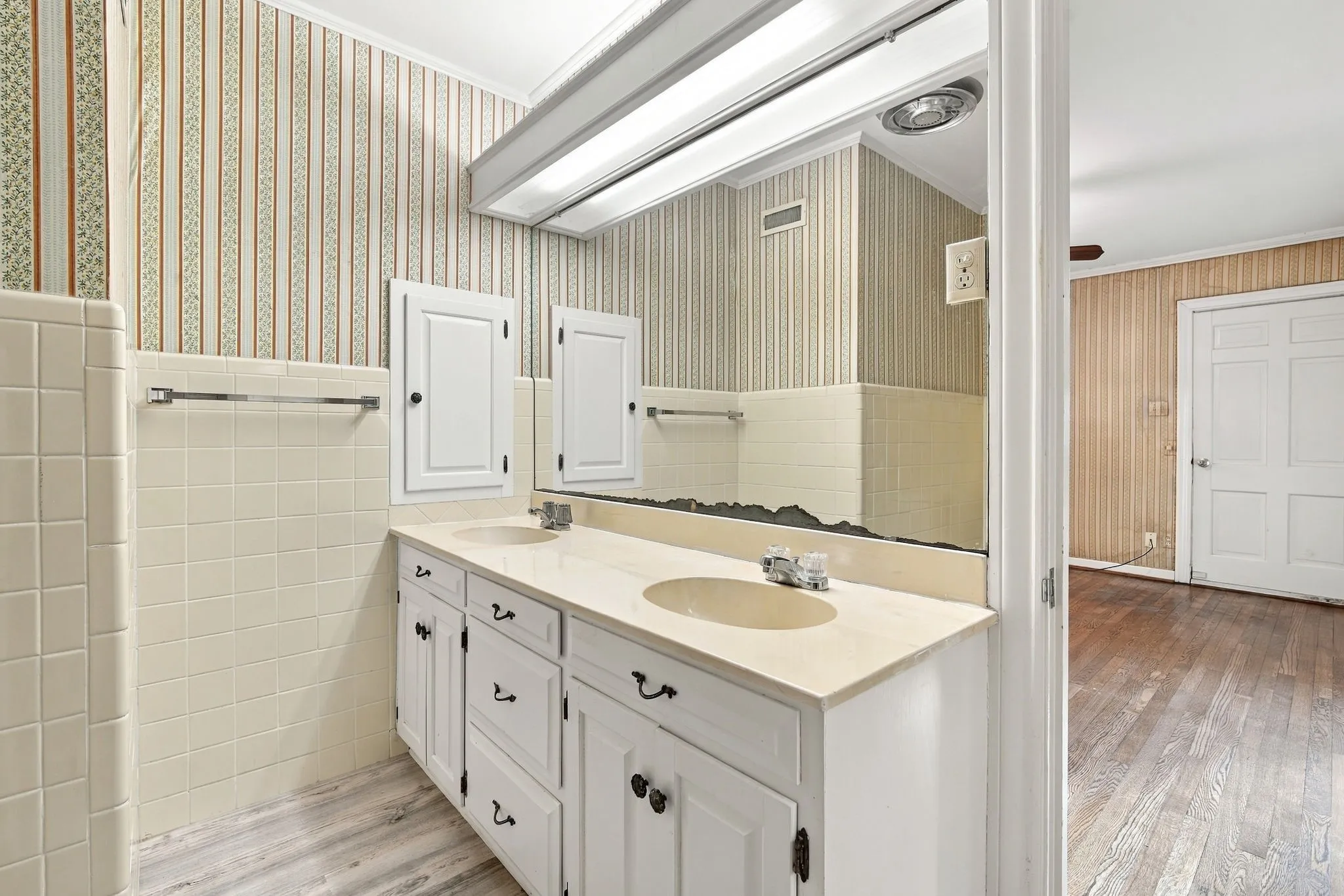 Single Family Residence For Sale in Hill County , 1107 E Walnut Street, Hillsboro, Texas 76645, 3 Bedroom, 3 Bathroom, 2 Garage spaces, 3,344 Sqft, built in 1950, mls#21388124, Real Estate Agent in Hillsboro, Homes For Sale in Hill county, Homes For Sale in Hillsboro, Realtor in Hillsboro Texas, Real Estate Brokerage Independent Realty Texas, Luminita Cordes Realtor