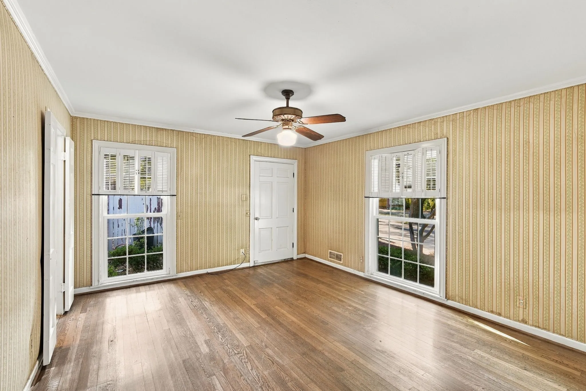 Single Family Residence For Sale in Hill County , 1107 E Walnut Street, Hillsboro, Texas 76645, 3 Bedroom, 3 Bathroom, 2 Garage spaces, 3,344 Sqft, built in 1950, mls#21388124, Real Estate Agent in Hillsboro, Homes For Sale in Hill county, Homes For Sale in Hillsboro, Realtor in Hillsboro Texas, Real Estate Brokerage Independent Realty Texas, Luminita Cordes Realtor