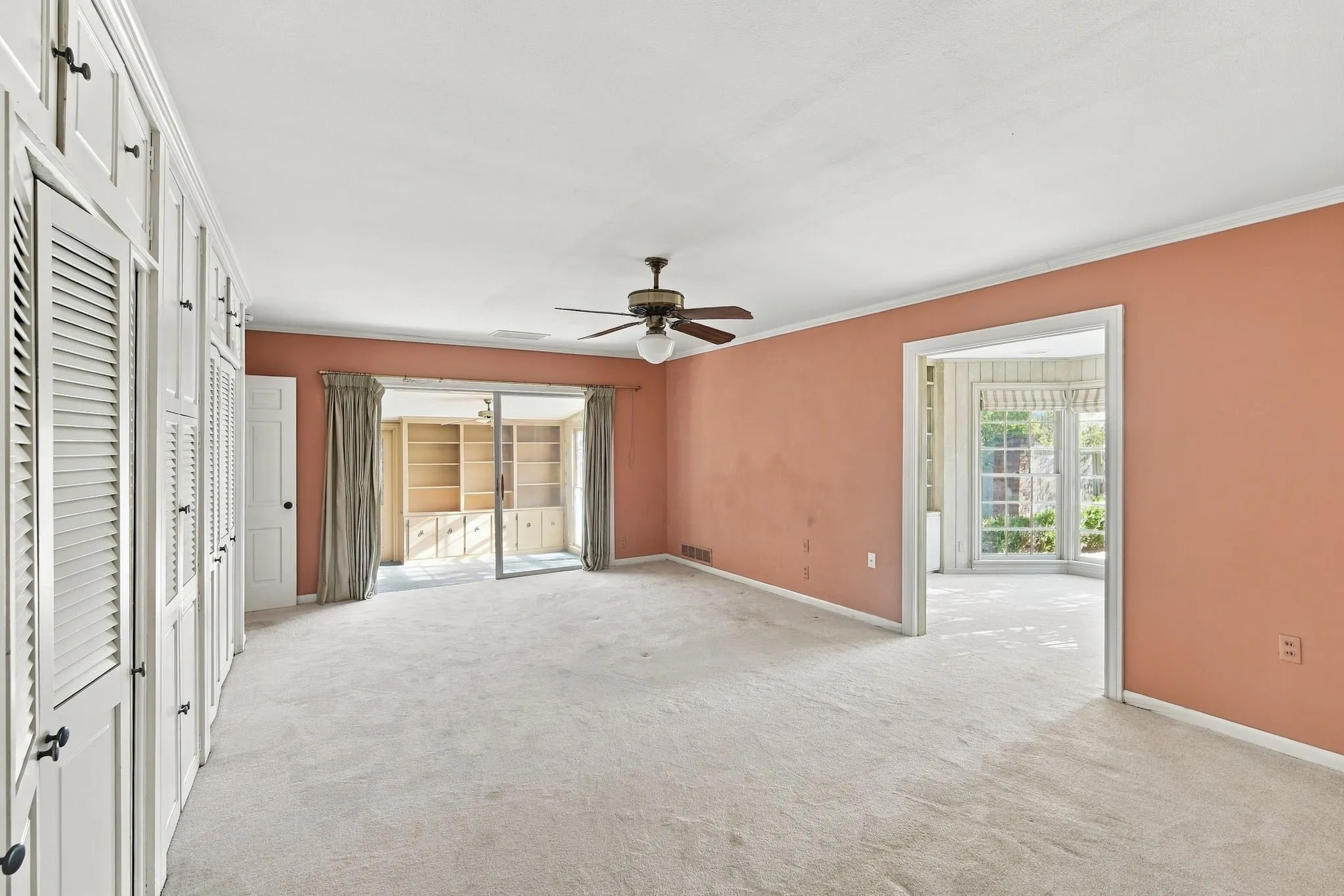 Single Family Residence For Sale in Hill County , 1107 E Walnut Street, Hillsboro, Texas 76645, 3 Bedroom, 3 Bathroom, 2 Garage spaces, 3,344 Sqft, built in 1950, mls#21388124, Real Estate Agent in Hillsboro, Homes For Sale in Hill county, Homes For Sale in Hillsboro, Realtor in Hillsboro Texas, Real Estate Brokerage Independent Realty Texas, Luminita Cordes Realtor