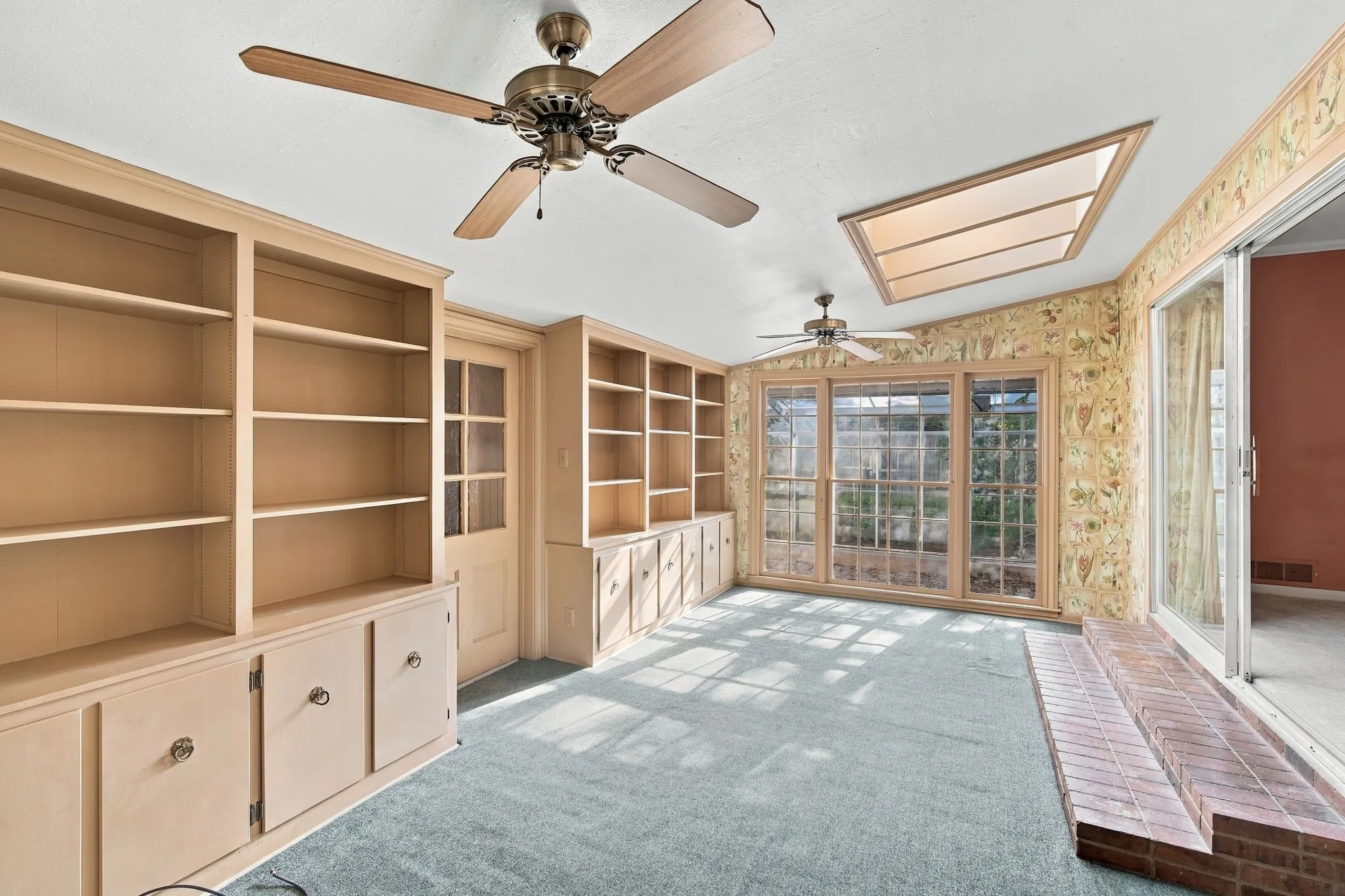Single Family Residence For Sale in Hill County , 1107 E Walnut Street, Hillsboro, Texas 76645, 3 Bedroom, 3 Bathroom, 2 Garage spaces, 3,344 Sqft, built in 1950, mls#21388124, Real Estate Agent in Hillsboro, Homes For Sale in Hill county, Homes For Sale in Hillsboro, Realtor in Hillsboro Texas, Real Estate Brokerage Independent Realty Texas, Luminita Cordes Realtor