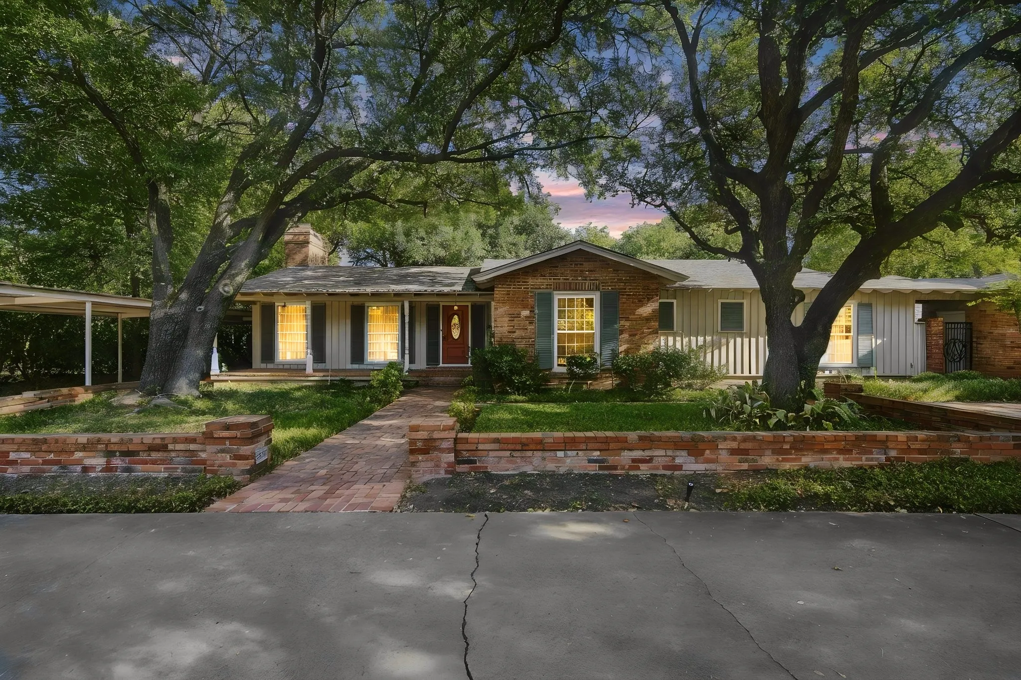 Single Family Residence For Sale in Hill County , 1107 E Walnut Street, Hillsboro, Texas 76645, 3 Bedroom, 3 Bathroom, 2 Garage spaces, 3,344 Sqft, built in 1950, mls#21388124, Real Estate Agent in Hillsboro, Homes For Sale in Hill county, Homes For Sale in Hillsboro, Realtor in Hillsboro Texas, Real Estate Brokerage Independent Realty Texas, Luminita Cordes Realtor