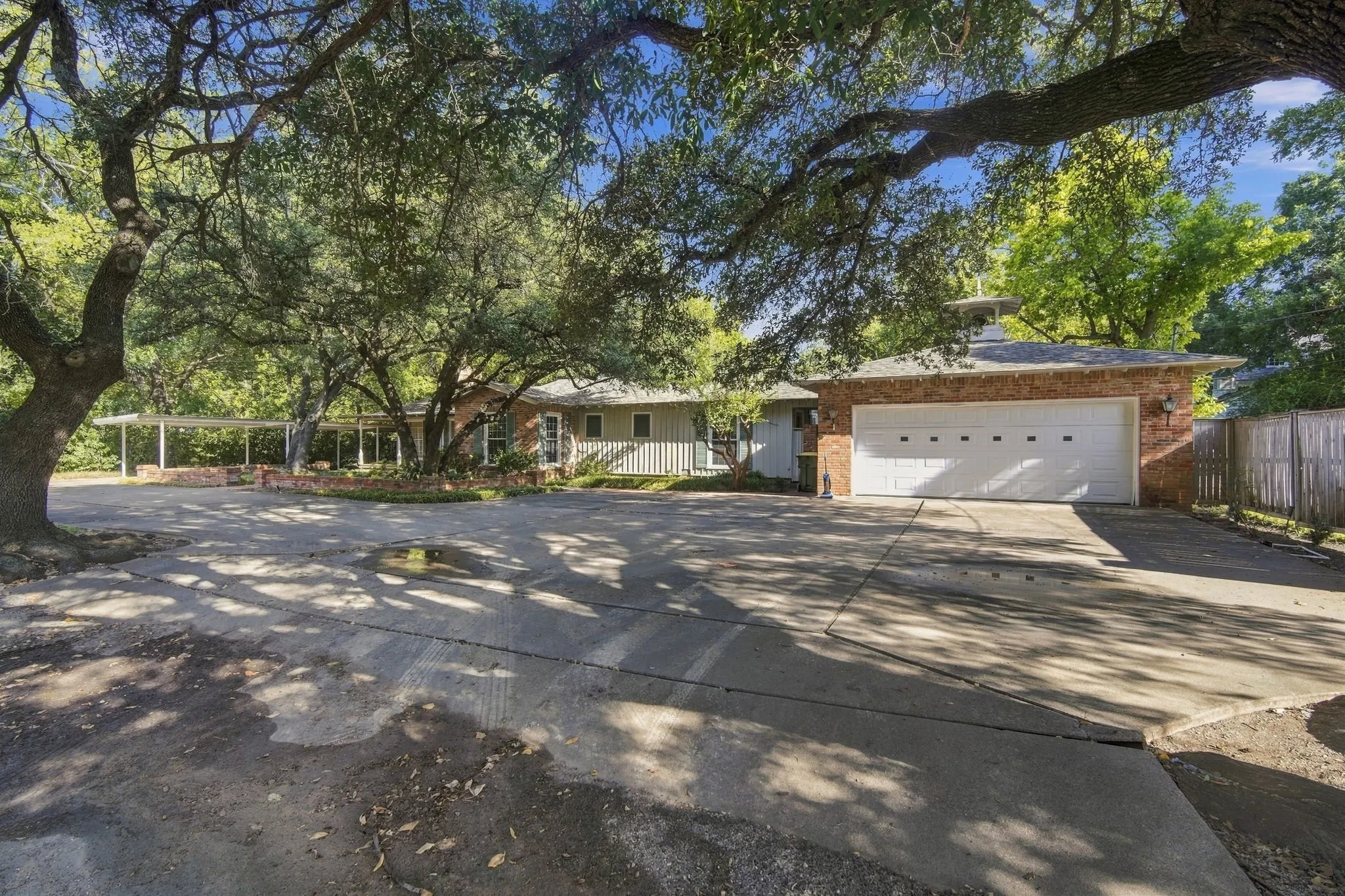Single Family Residence For Sale in Hill County , 1107 E Walnut Street, Hillsboro, Texas 76645, 3 Bedroom, 3 Bathroom, 2 Garage spaces, 3,344 Sqft, built in 1950, mls#21388124, Real Estate Agent in Hillsboro, Homes For Sale in Hill county, Homes For Sale in Hillsboro, Realtor in Hillsboro Texas, Real Estate Brokerage Independent Realty Texas, Luminita Cordes Realtor