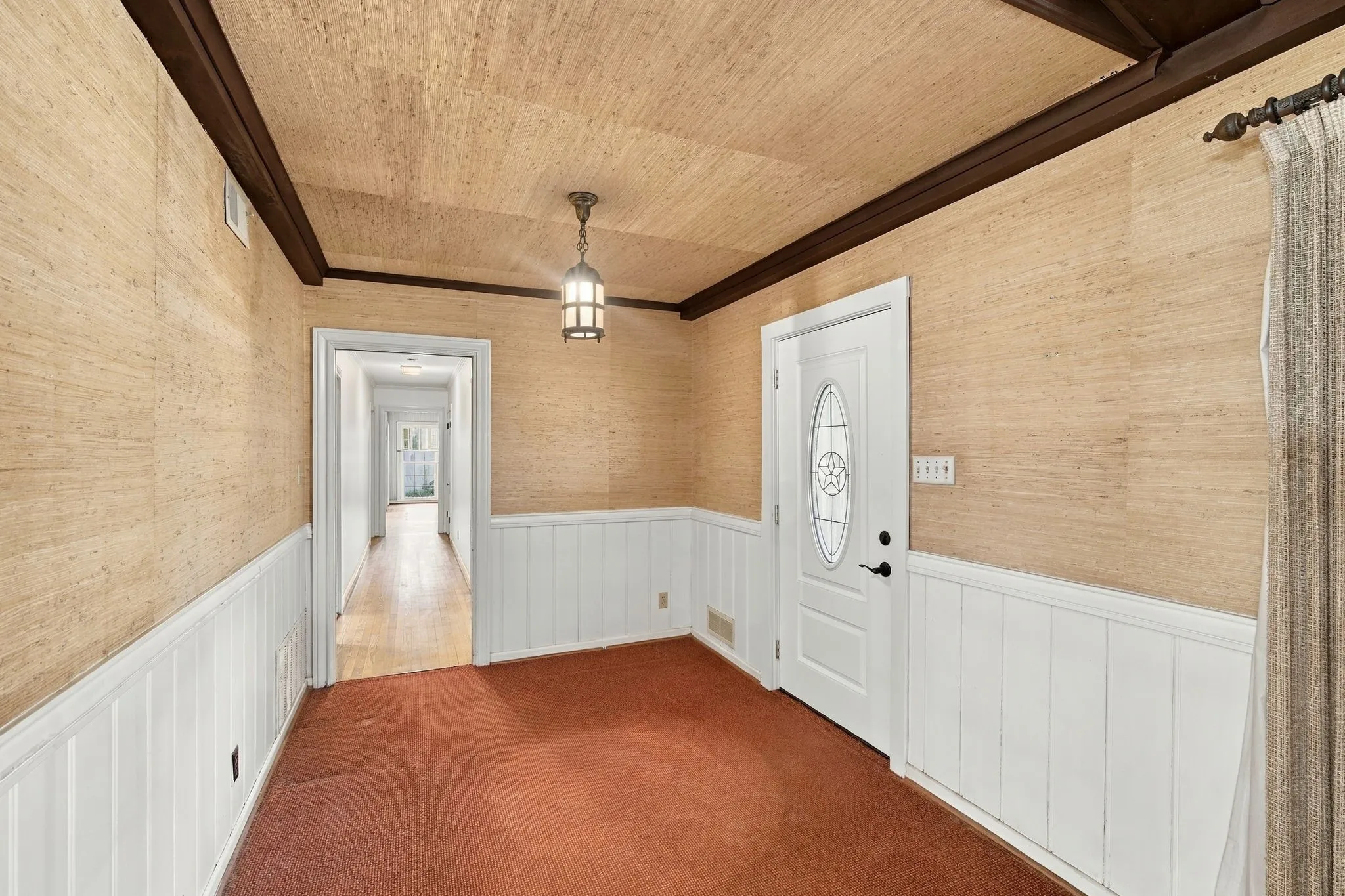Single Family Residence For Sale in Hill County , 1107 E Walnut Street, Hillsboro, Texas 76645, 3 Bedroom, 3 Bathroom, 2 Garage spaces, 3,344 Sqft, built in 1950, mls#21388124, Real Estate Agent in Hillsboro, Homes For Sale in Hill county, Homes For Sale in Hillsboro, Realtor in Hillsboro Texas, Real Estate Brokerage Independent Realty Texas, Luminita Cordes Realtor