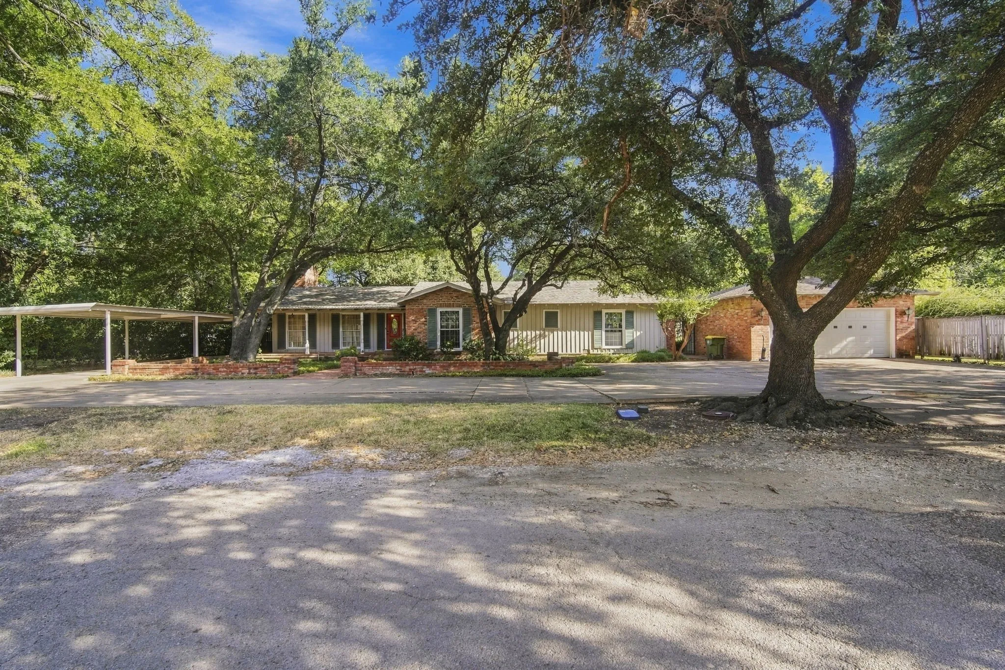Single Family Residence For Sale in Hill County , 1107 E Walnut Street, Hillsboro, Texas 76645, 3 Bedroom, 3 Bathroom, 2 Garage spaces, 3,344 Sqft, built in 1950, mls#21388124, Real Estate Agent in Hillsboro, Homes For Sale in Hill county, Homes For Sale in Hillsboro, Realtor in Hillsboro Texas, Real Estate Brokerage Independent Realty Texas, Luminita Cordes Realtor