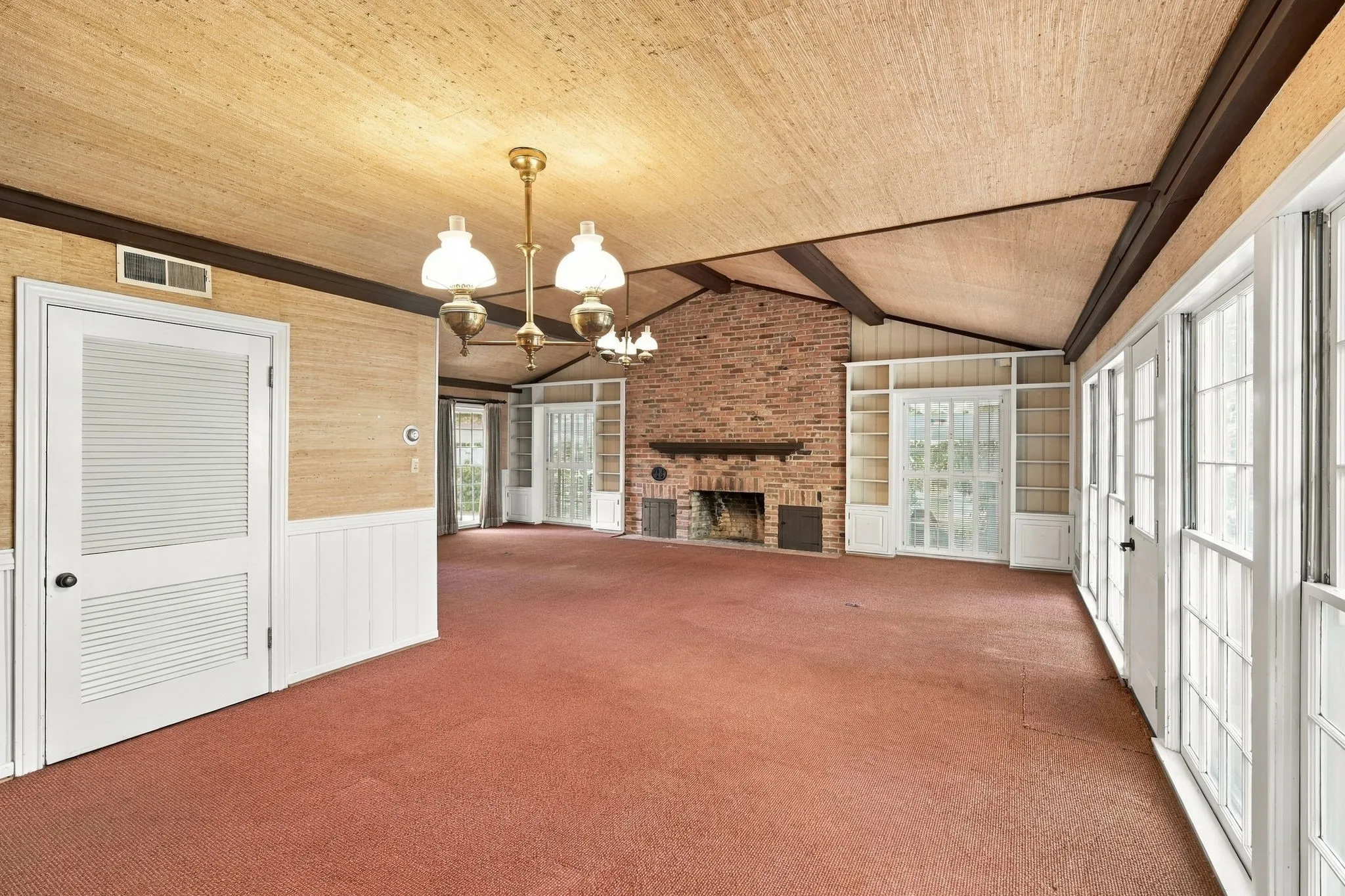 Single Family Residence For Sale in Hill County , 1107 E Walnut Street, Hillsboro, Texas 76645, 3 Bedroom, 3 Bathroom, 2 Garage spaces, 3,344 Sqft, built in 1950, mls#21388124, Real Estate Agent in Hillsboro, Homes For Sale in Hill county, Homes For Sale in Hillsboro, Realtor in Hillsboro Texas, Real Estate Brokerage Independent Realty Texas, Luminita Cordes Realtor