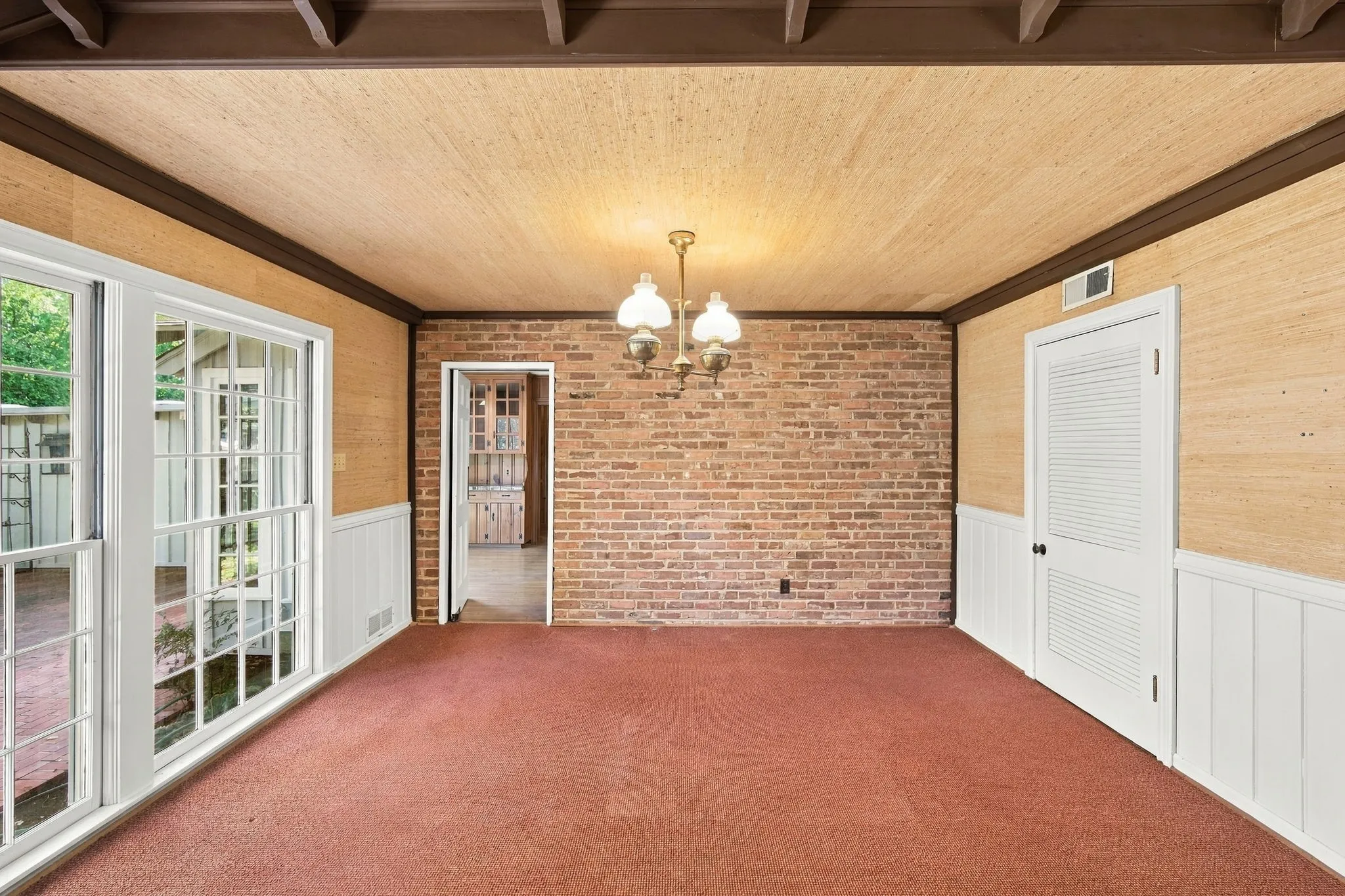 Single Family Residence For Sale in Hill County , 1107 E Walnut Street, Hillsboro, Texas 76645, 3 Bedroom, 3 Bathroom, 2 Garage spaces, 3,344 Sqft, built in 1950, mls#21388124, Real Estate Agent in Hillsboro, Homes For Sale in Hill county, Homes For Sale in Hillsboro, Realtor in Hillsboro Texas, Real Estate Brokerage Independent Realty Texas, Luminita Cordes Realtor