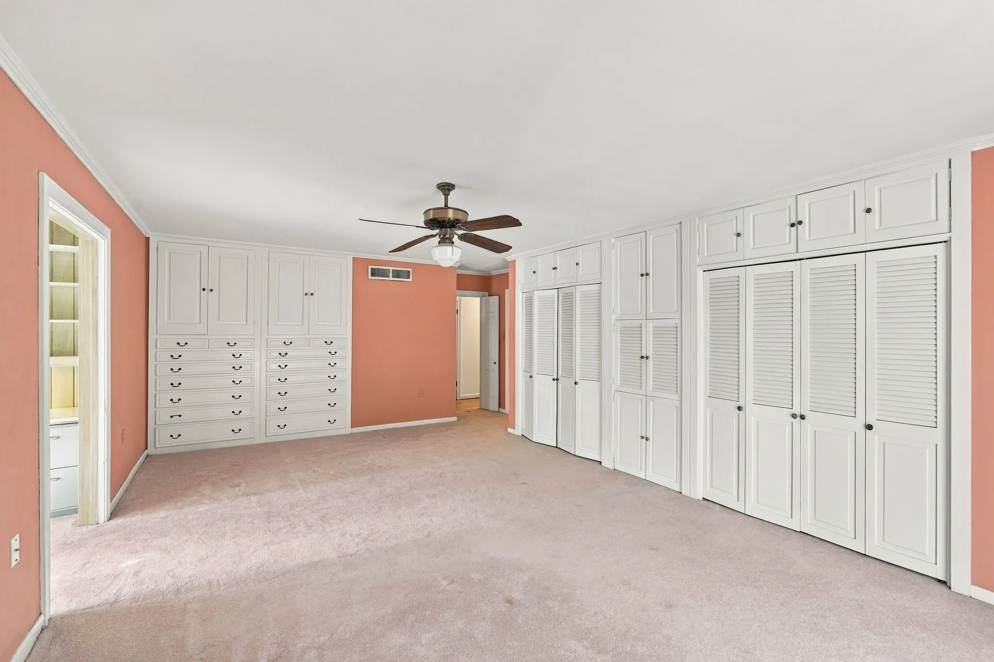 Single Family Residence For Sale in Hill County , 1107 E Walnut Street, Hillsboro, Texas 76645, 3 Bedroom, 3 Bathroom, 2 Garage spaces, 3,344 Sqft, built in 1950, mls#21388124, Real Estate Agent in Hillsboro, Homes For Sale in Hill county, Homes For Sale in Hillsboro, Realtor in Hillsboro Texas, Real Estate Brokerage Independent Realty Texas, Luminita Cordes Realtor