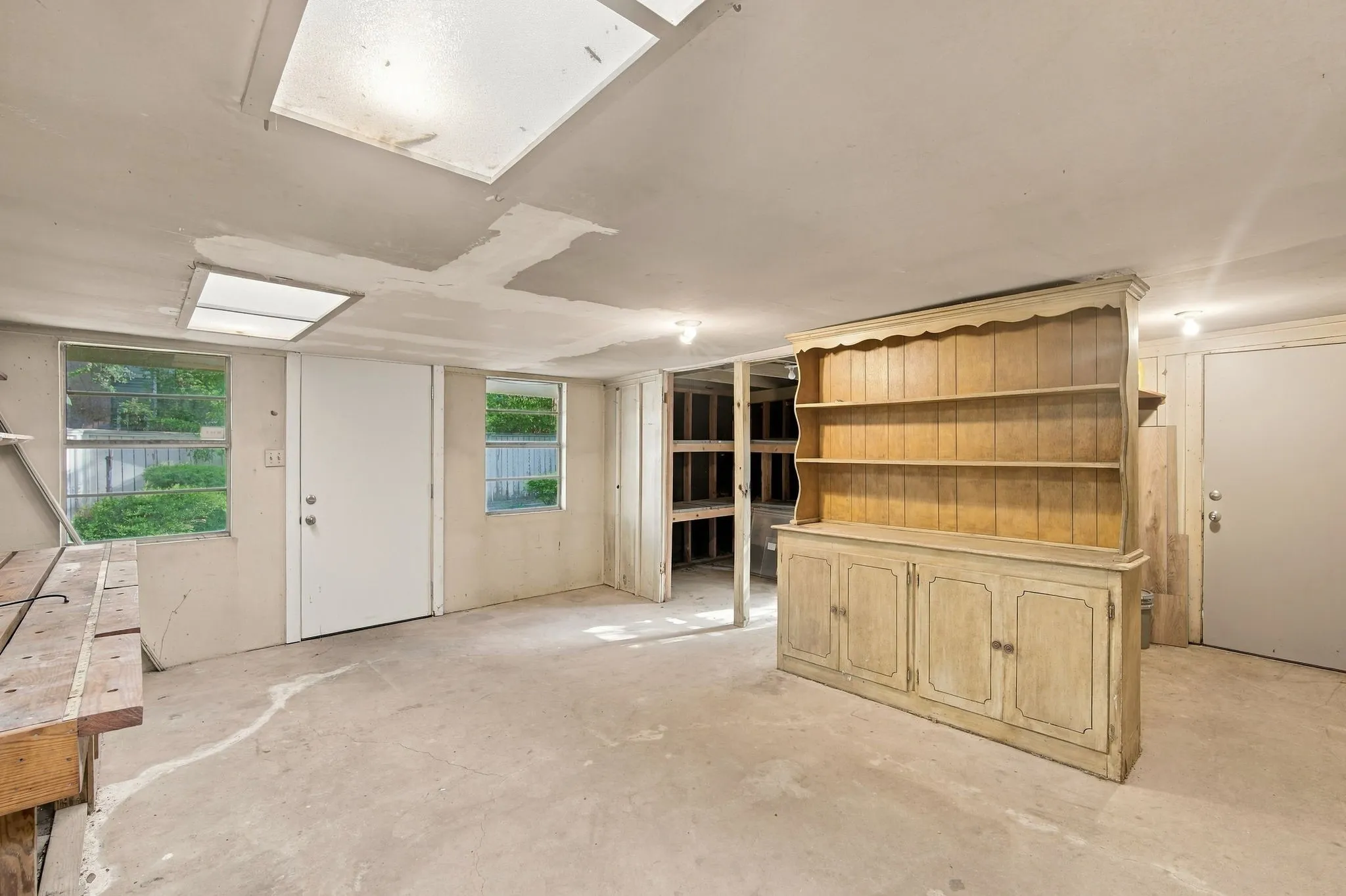 Single Family Residence For Sale in Hill County , 1107 E Walnut Street, Hillsboro, Texas 76645, 3 Bedroom, 3 Bathroom, 2 Garage spaces, 3,344 Sqft, built in 1950, mls#21388124, Real Estate Agent in Hillsboro, Homes For Sale in Hill county, Homes For Sale in Hillsboro, Realtor in Hillsboro Texas, Real Estate Brokerage Independent Realty Texas, Luminita Cordes Realtor