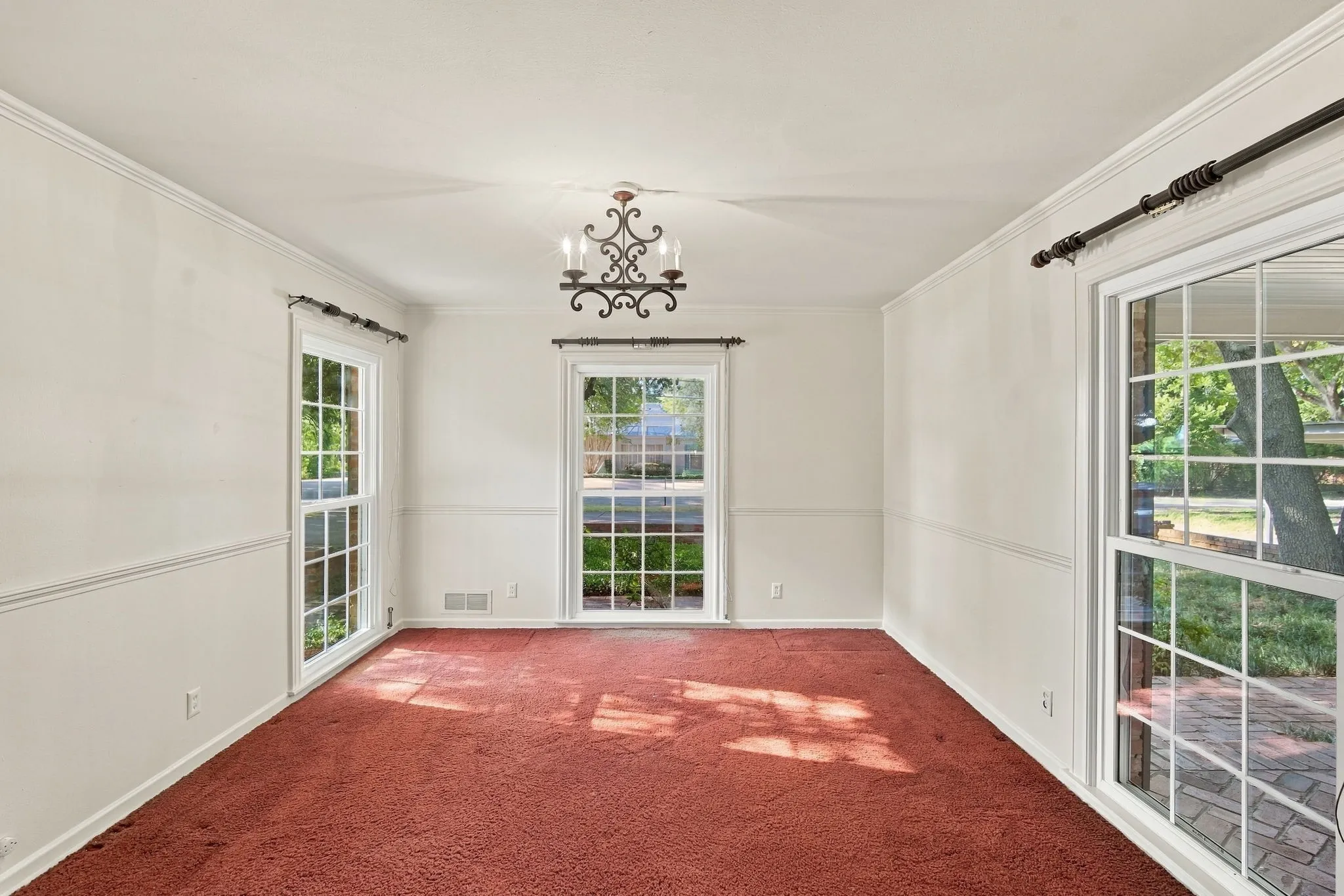 Single Family Residence For Sale in Hill County , 1107 E Walnut Street, Hillsboro, Texas 76645, 3 Bedroom, 3 Bathroom, 2 Garage spaces, 3,344 Sqft, built in 1950, mls#21388124, Real Estate Agent in Hillsboro, Homes For Sale in Hill county, Homes For Sale in Hillsboro, Realtor in Hillsboro Texas, Real Estate Brokerage Independent Realty Texas, Luminita Cordes Realtor